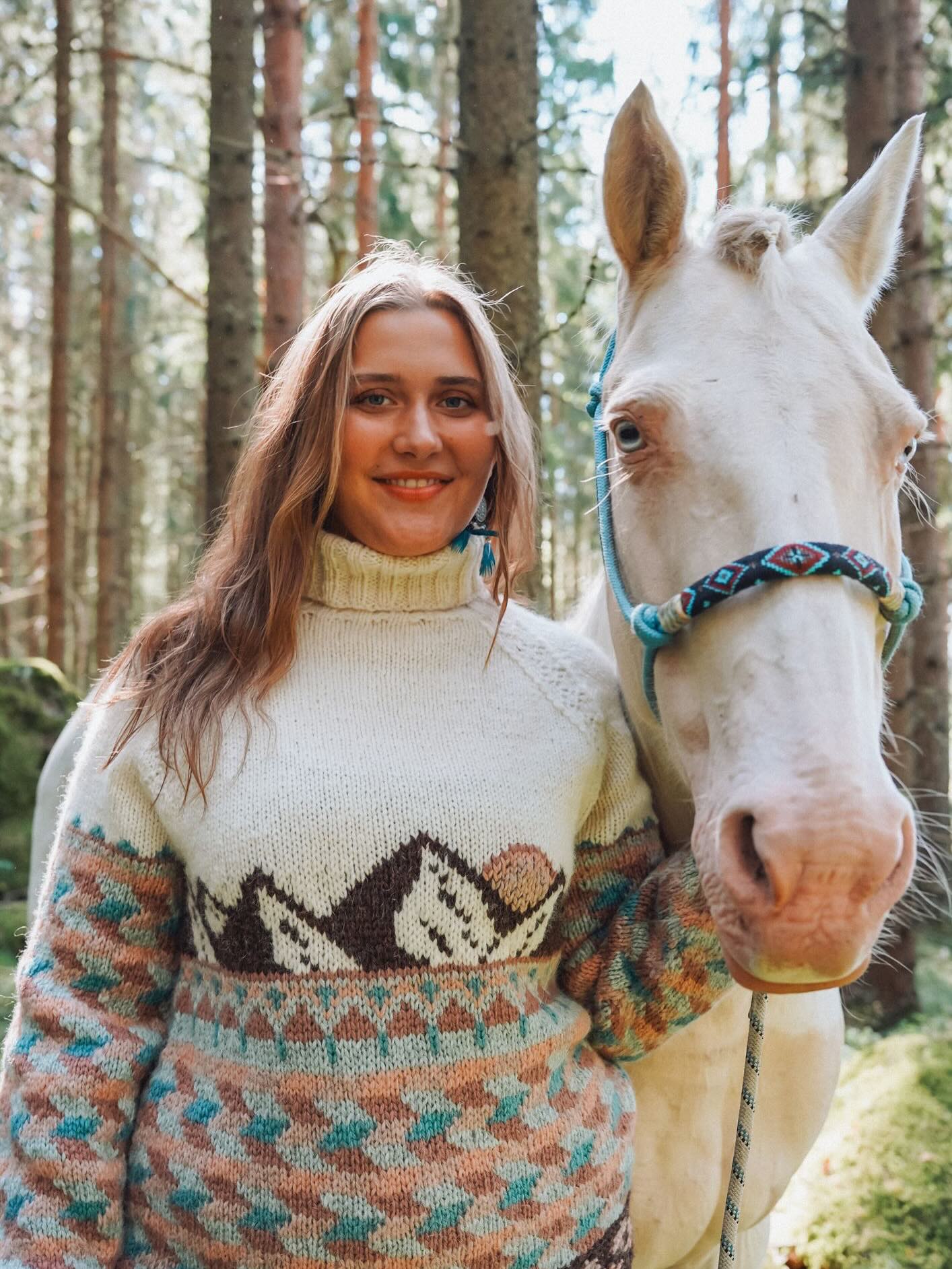 8 different colour combinations of the Harila sweater, which one 
