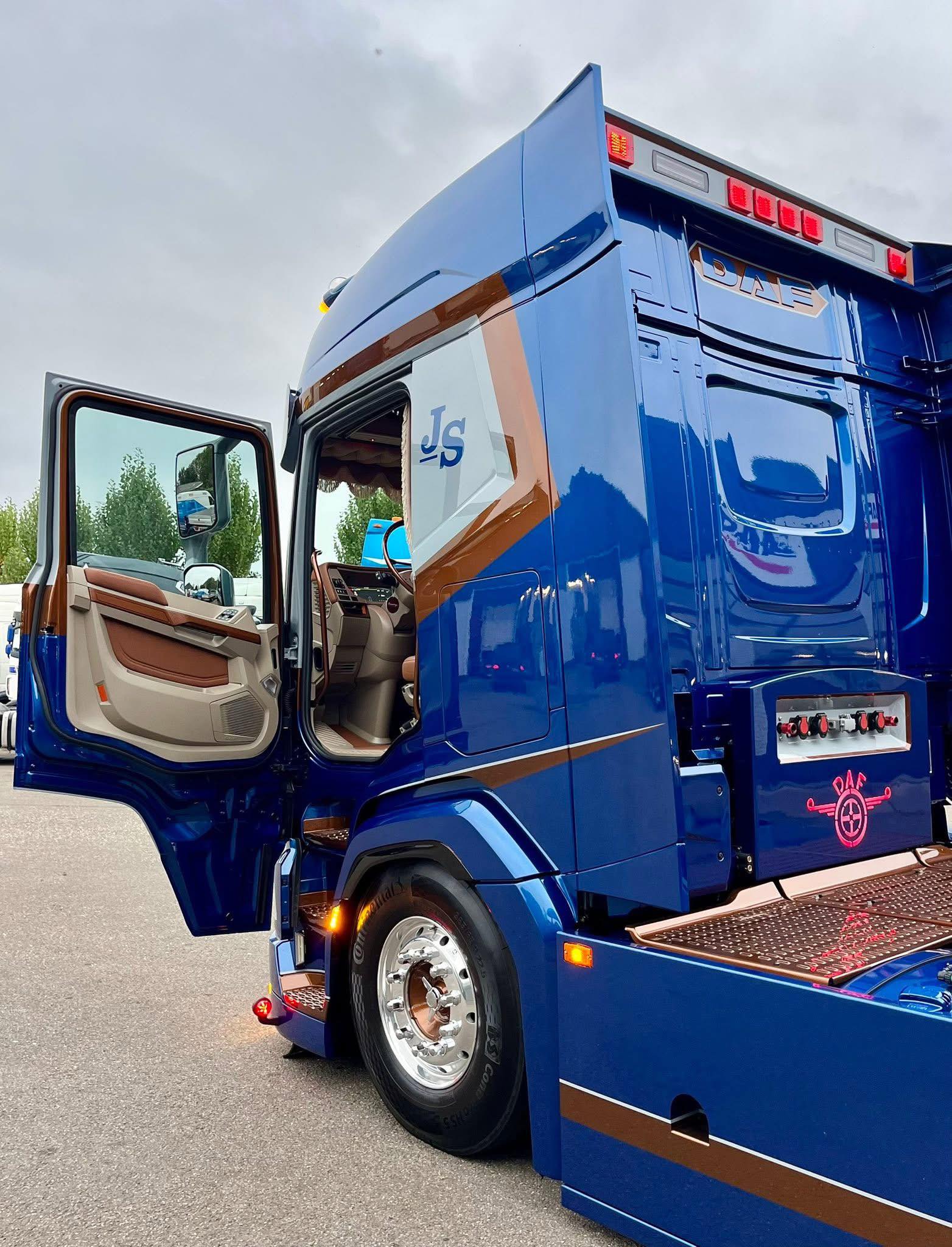 DAF - The color scheme select is genius ! 😍 Verspui Trucks 💙💯 DAF ...