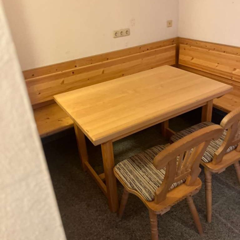 Gebrauchte Essgruppe zu verkaufen! 🍽️ Tisch, Eckbank & Sessel in gutem Zustand – gebraucht, aber voll einsatzbereit 💪 Alle Infos findet ihr hier: 👉 www.willhaben.at/iad/kaufen-und-verkaufen/d/essgrup