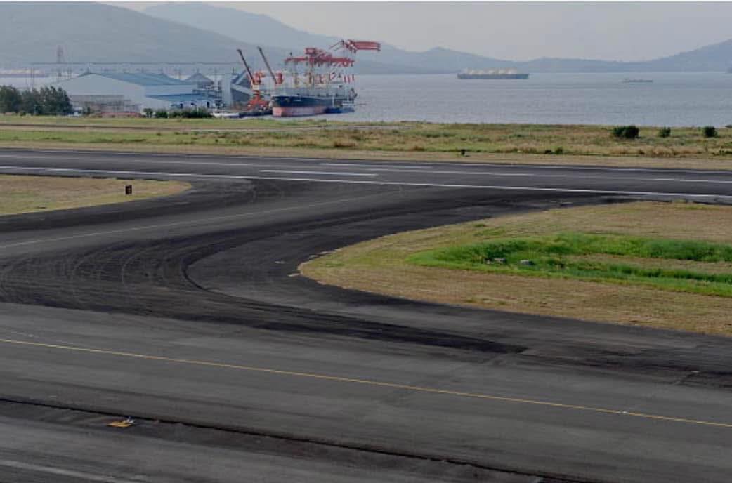 TAGA - The unused runway at the Subic Bay International Airport ...