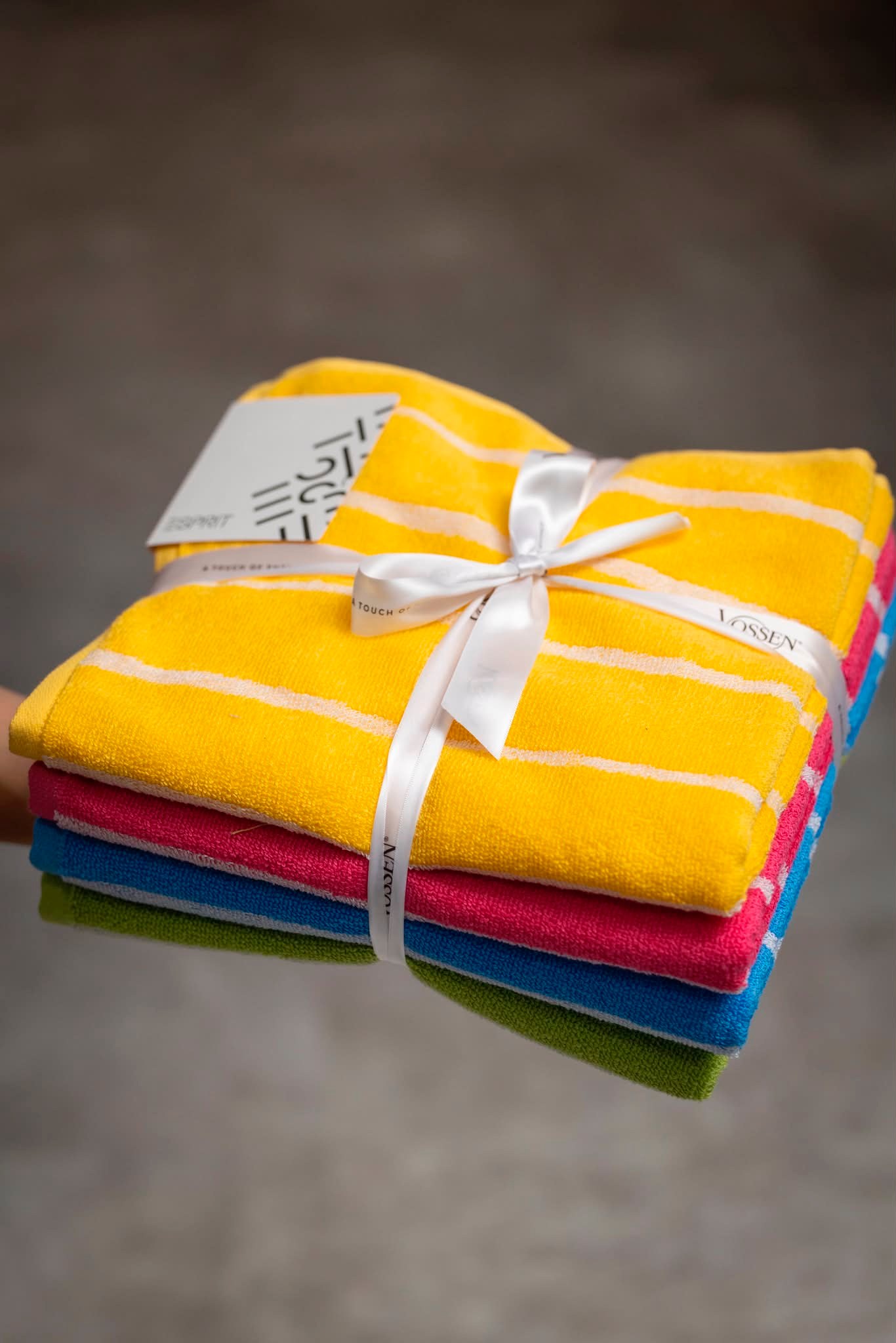 Kuschelweiche Qualität trifft auf zeitloses Design. 💛 Entdecke Premium- Handtücher, Bademäntel, Home Essentials von VOSSEN im Parndorf Fashion Outltet zum Outlet Preis. #vossen #outlet #parndorfoutle