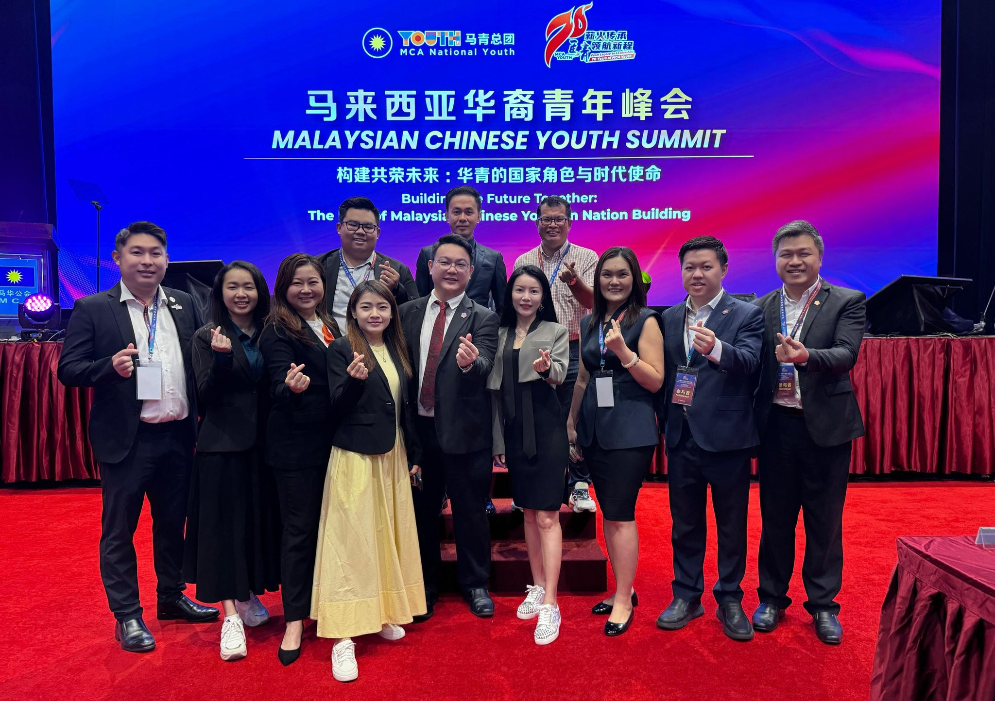 华总青 - 总团长黄志彬带领华总青执委出席由马青总团所举办的《马来西亚华裔青年峰会》，共同探讨华青在国家发展，未来经济... | Facebook
