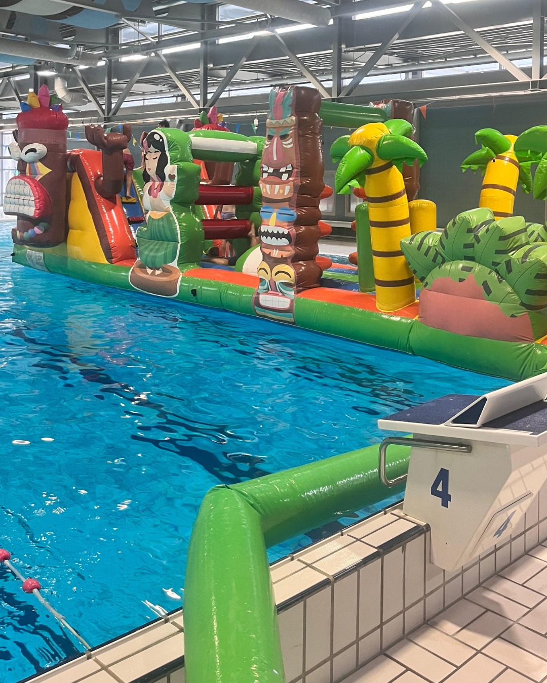 Zwembad - 𝗥𝗲𝗴𝗲𝗻𝗮𝗰𝗵𝘁𝗶𝗴𝗲 𝘇𝗼𝗺𝗲𝗿𝘃𝗮𝗸𝗮𝗻𝘁𝗶𝗲? 𝗚𝗲𝗲𝗻 𝘇𝗼𝗿𝗴𝗲𝗻! 🌊 Bij ons zit je ...