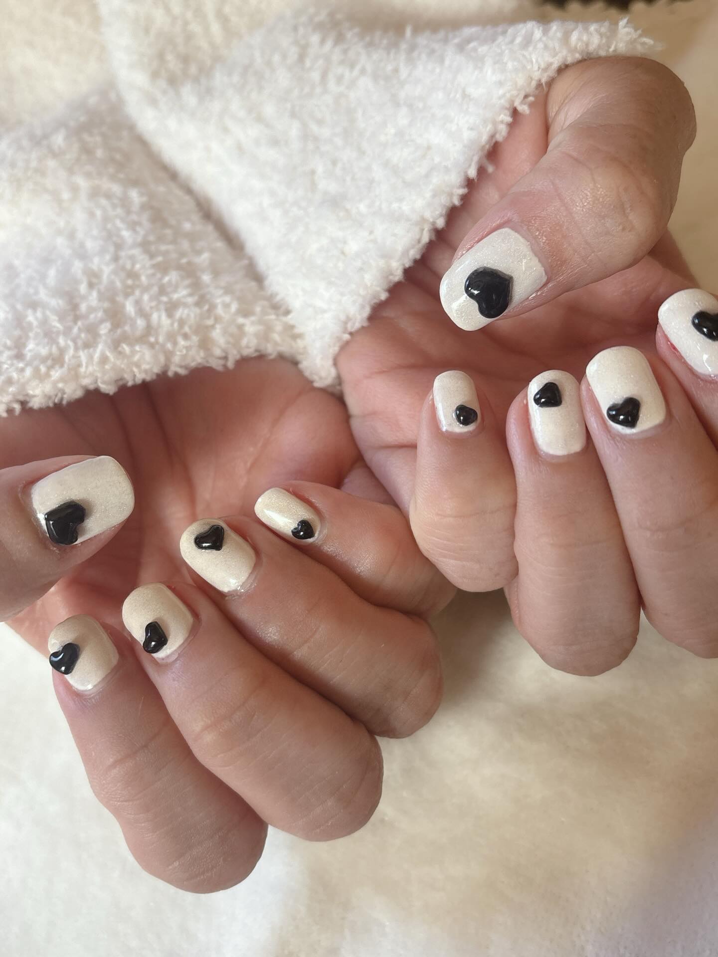 ぷっくり黒ハートネイル🖤 ちょこんとハートがポイント！ モノトーンで