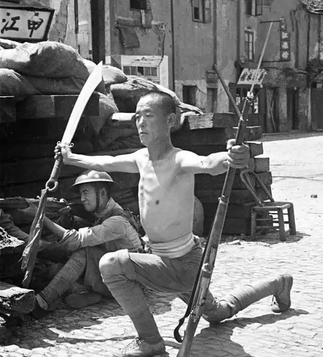 紫琴 - 刀鋒上的長城：還原真正的二十九軍大刀隊 1932年6月東北邊防軍第三軍改為國民革命軍第29軍。因部隊糧餉不足、武器裝備落后，槍械匱乏 ...
