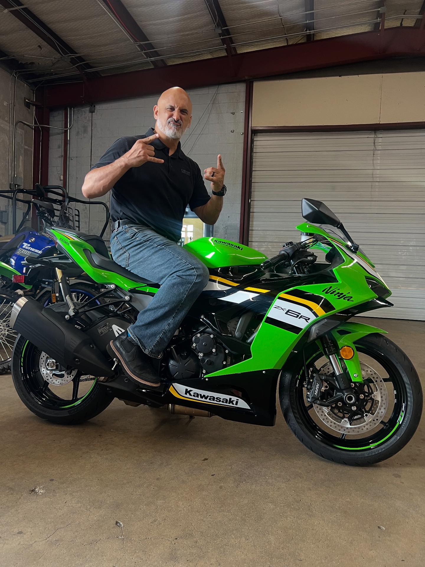 Alan Ritchson got himself a 2025 Kawasaki Ninja ZX-6R KRT… and