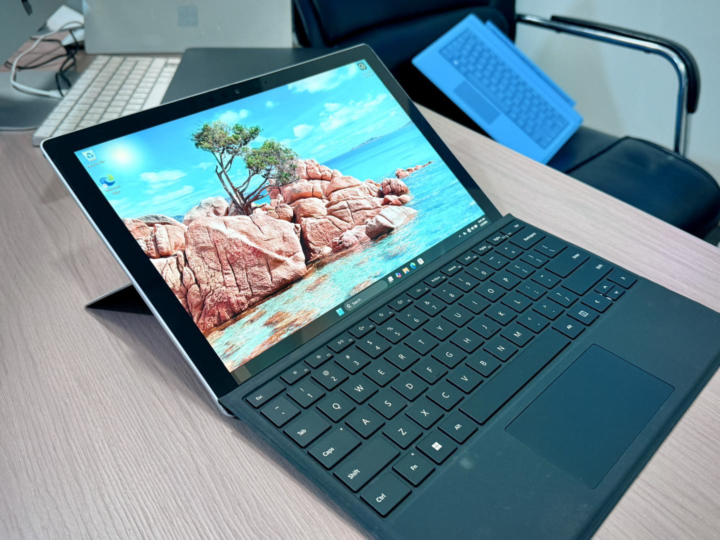 Microsoft Surface PRO 7 Core i5-1035G4 10th Generation base Speed 