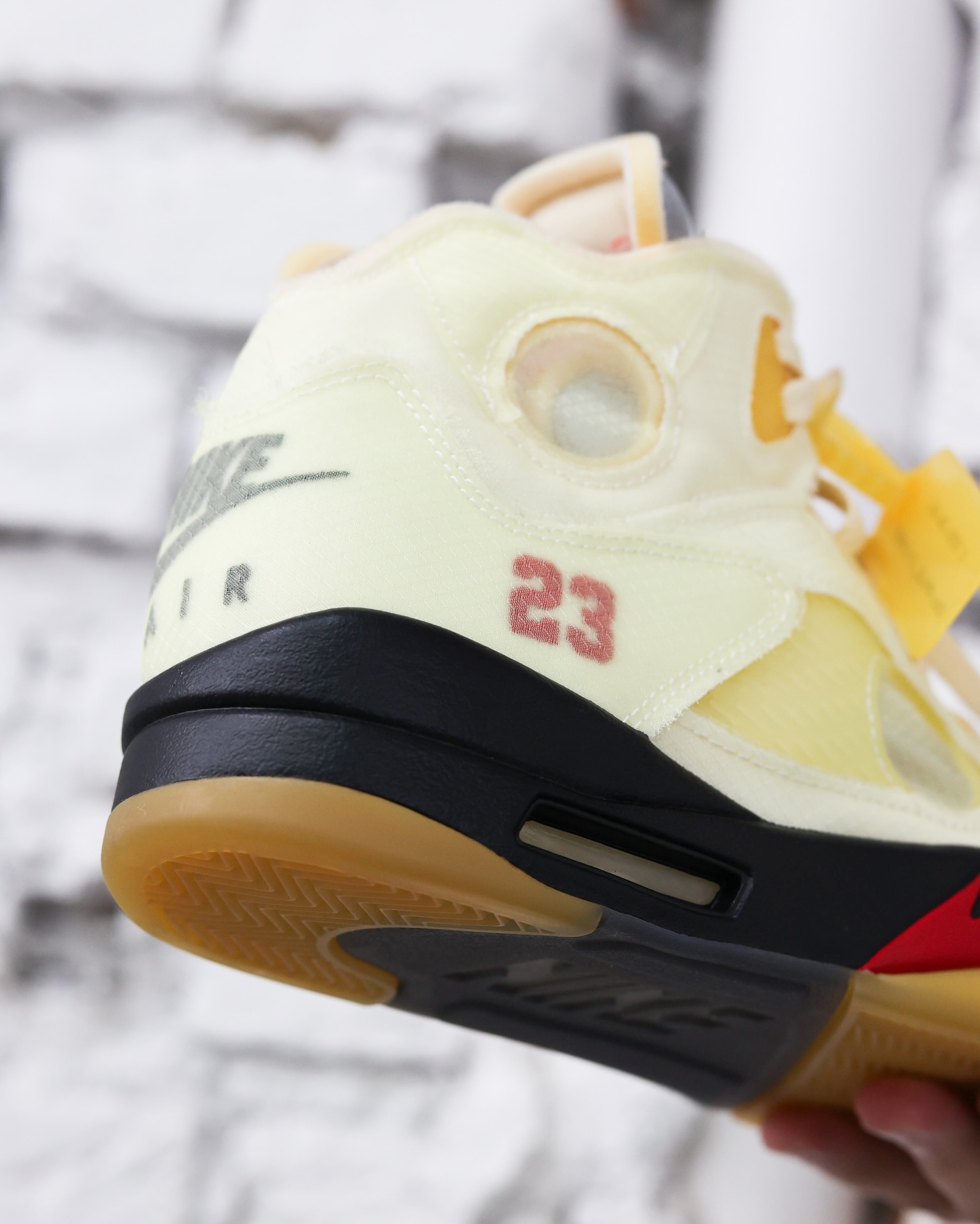 NIKE x OFF-WHITE - Air Jordan 5 Retro “Sail” Um dos encontros mais