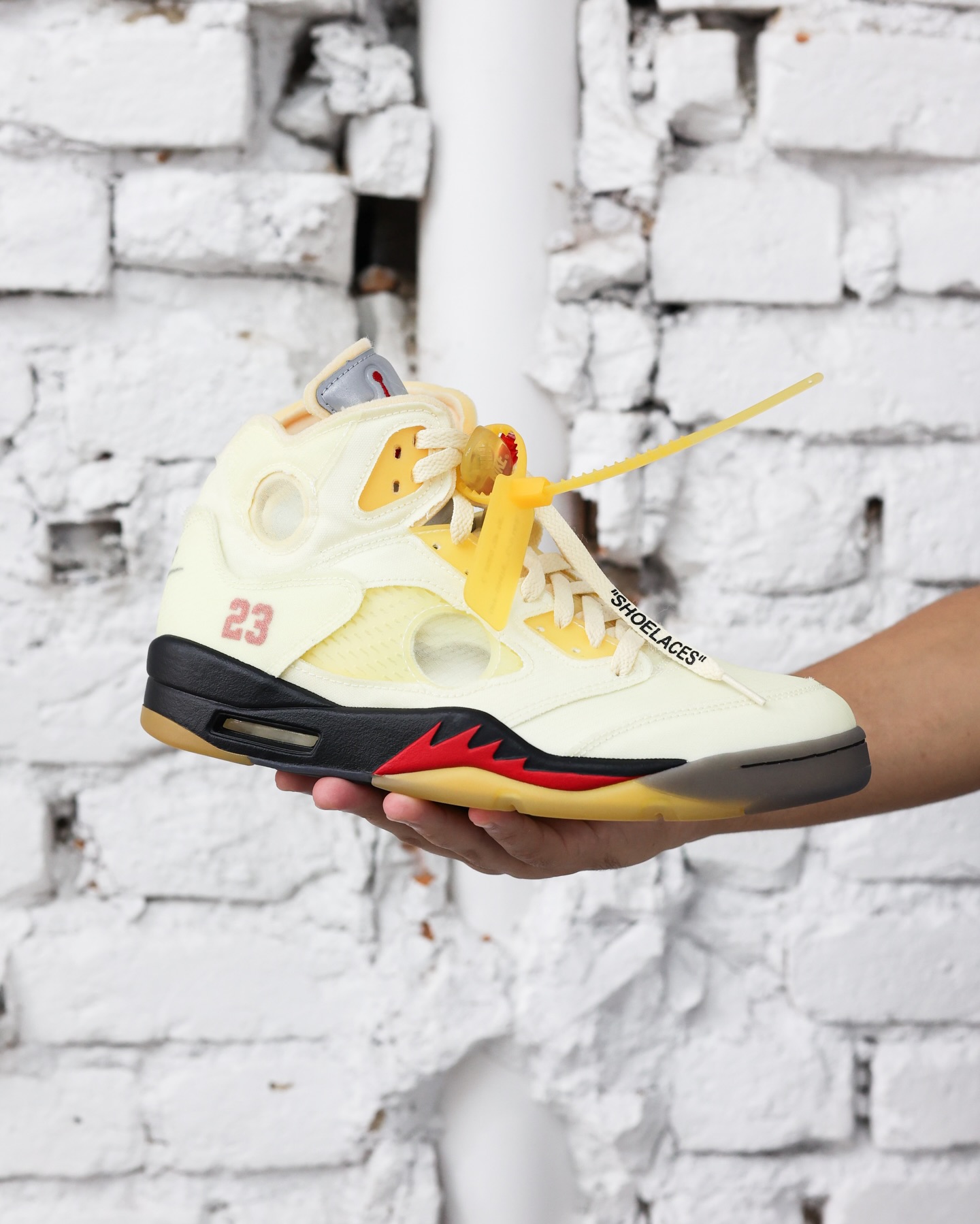 NIKE x OFF-WHITE - Air Jordan 5 Retro “Sail” Um dos encontros mais