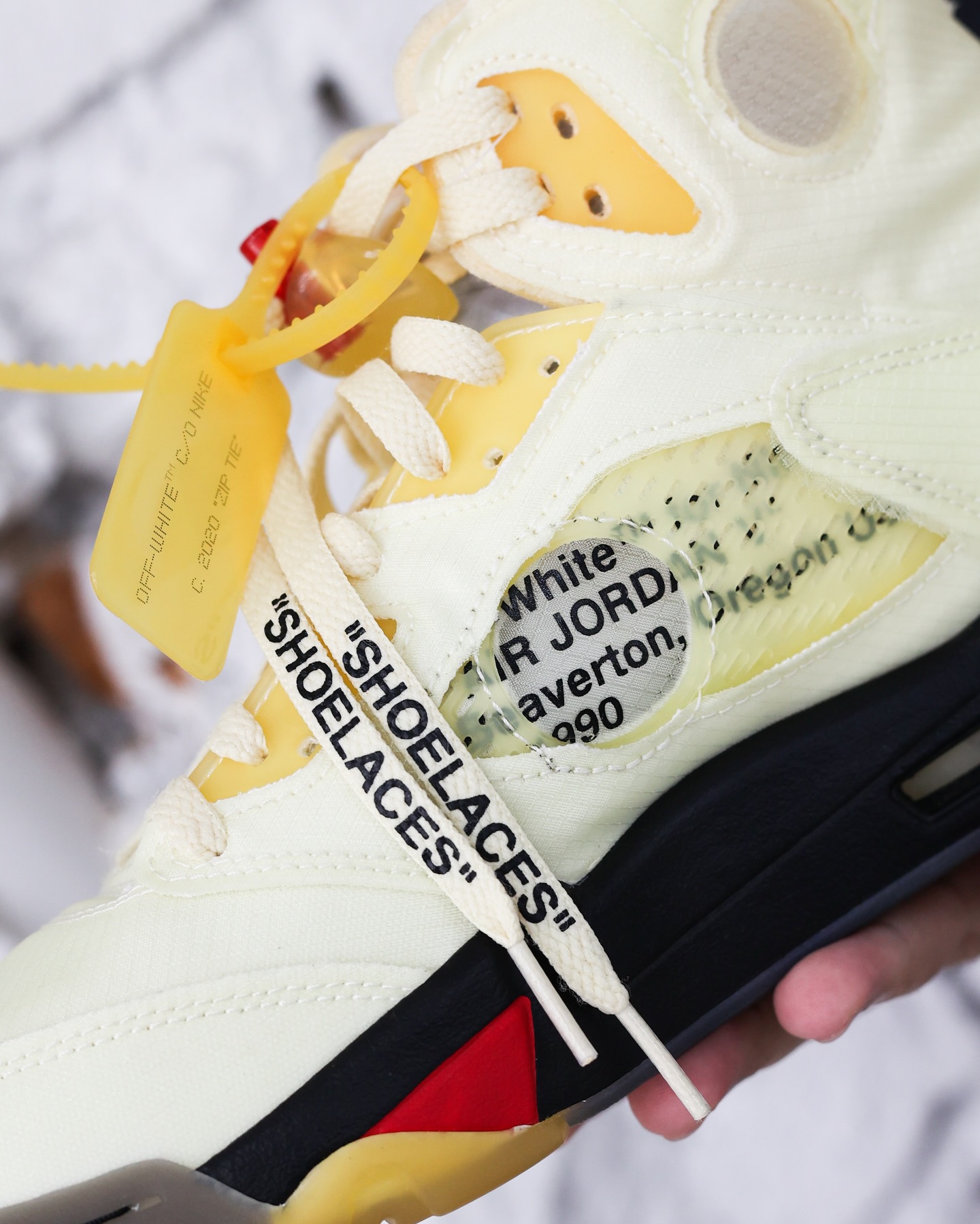 NIKE x OFF-WHITE - Air Jordan 5 Retro “Sail” Um dos encontros mais