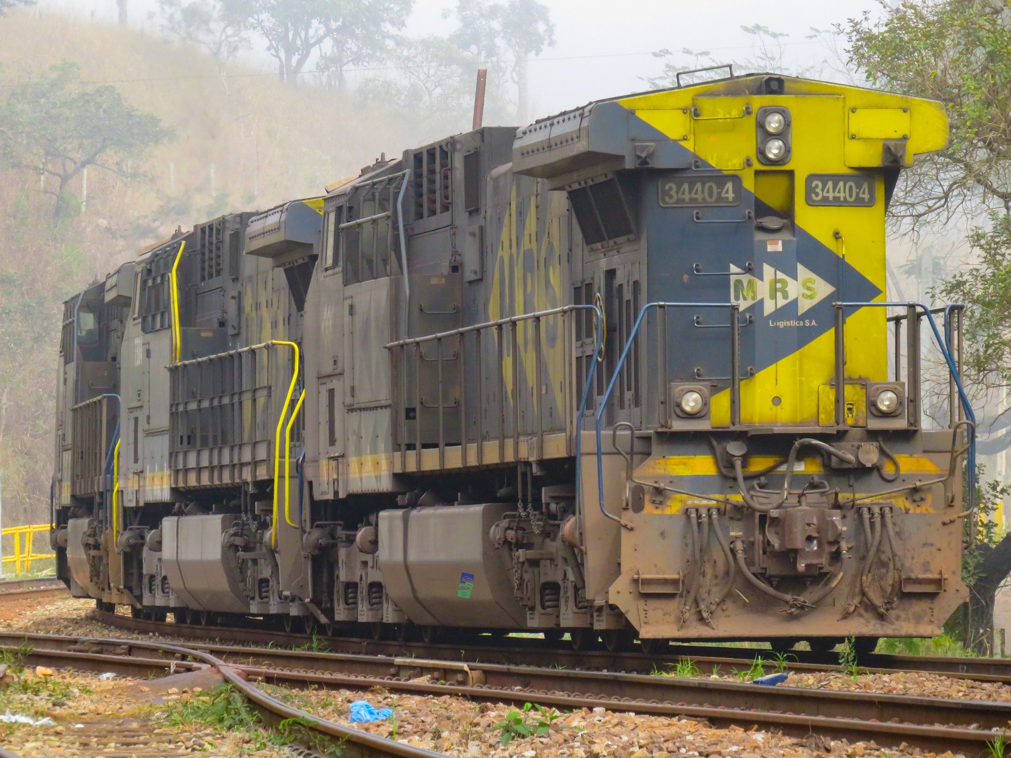 Are those General Electric locomotives ? Year 1990 Brasil Railways