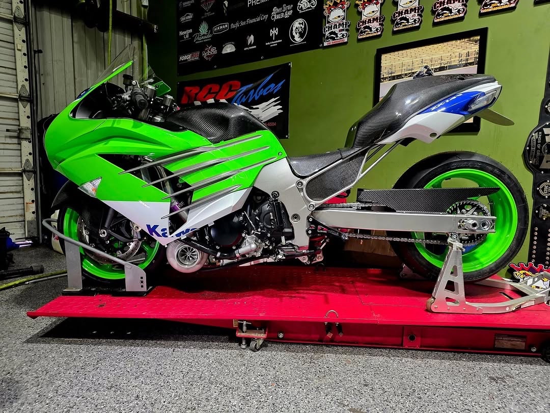 ゴンザレス This Boomstune HQ Kawasaki ZX-14R is built with one goal in mind
