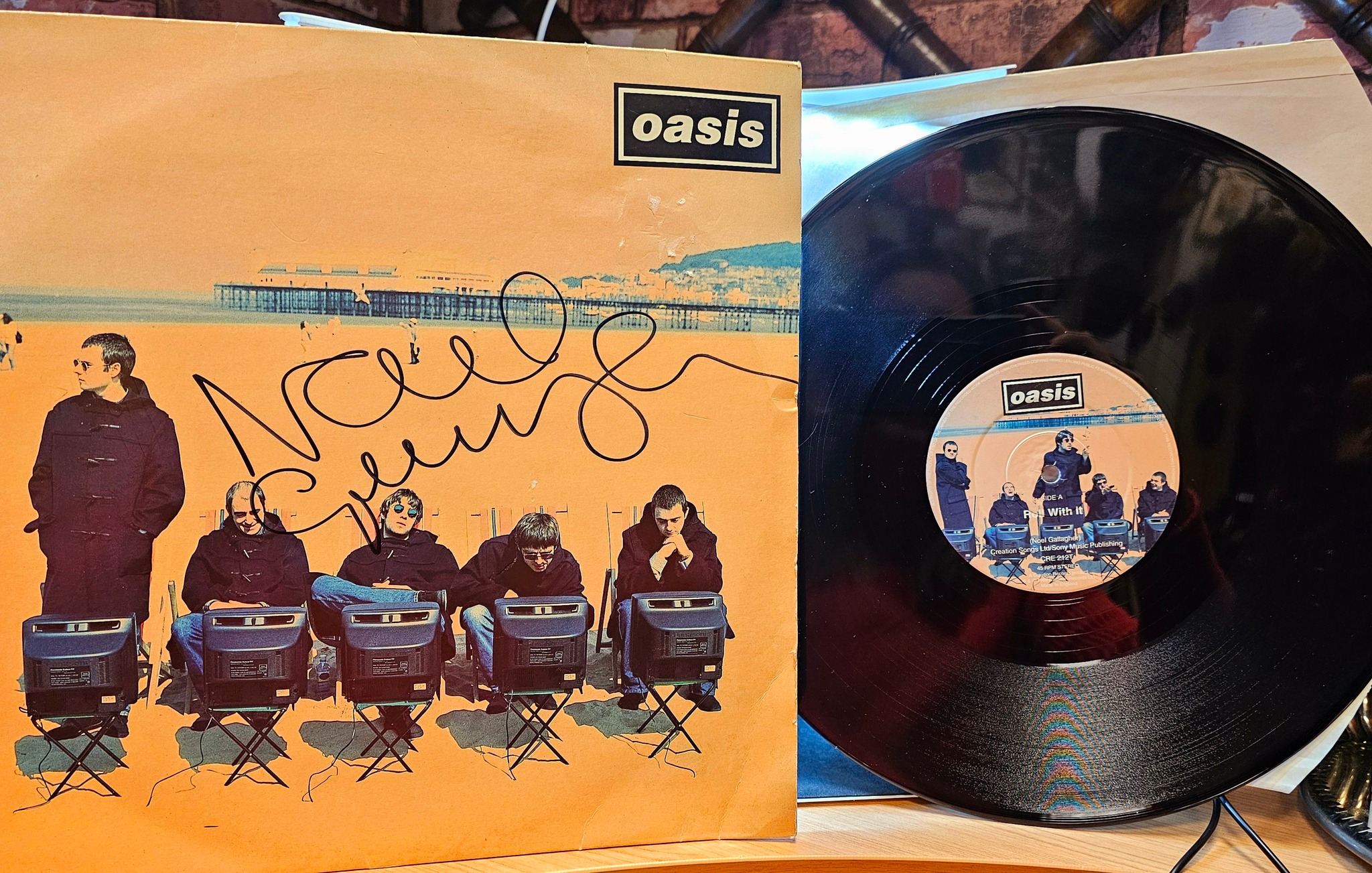 On August 14th 1995 #Oasis released the 'Roll With It' single