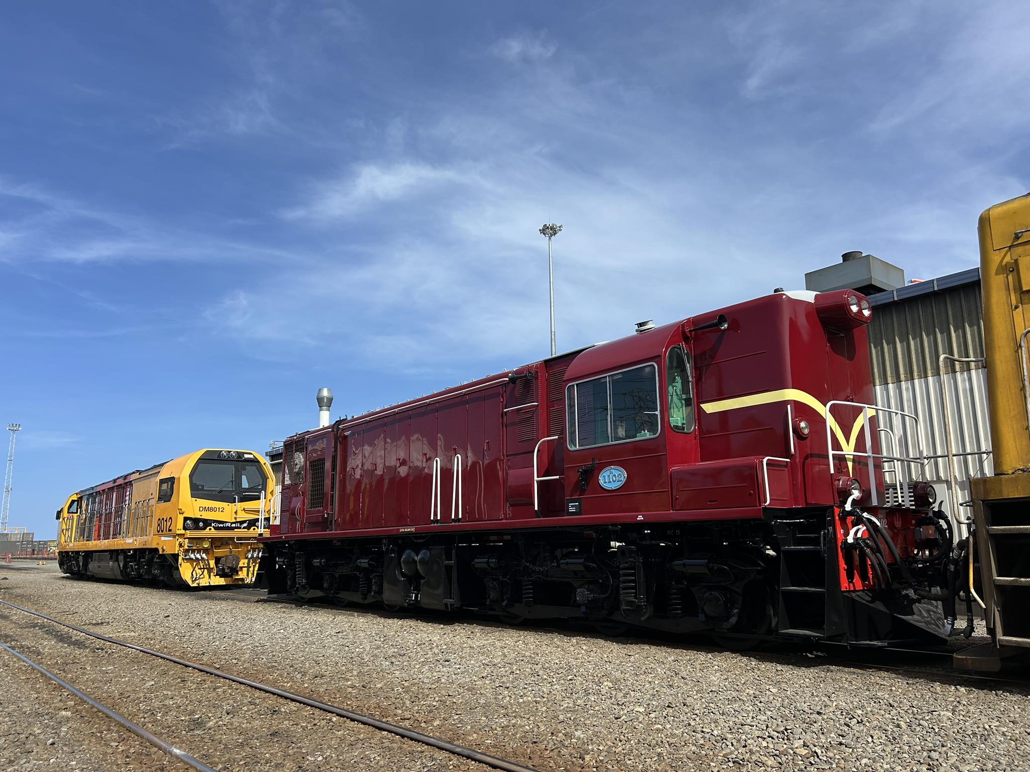 Diesel - A first for New Zealand rail, an NZR Di class meets one of ...