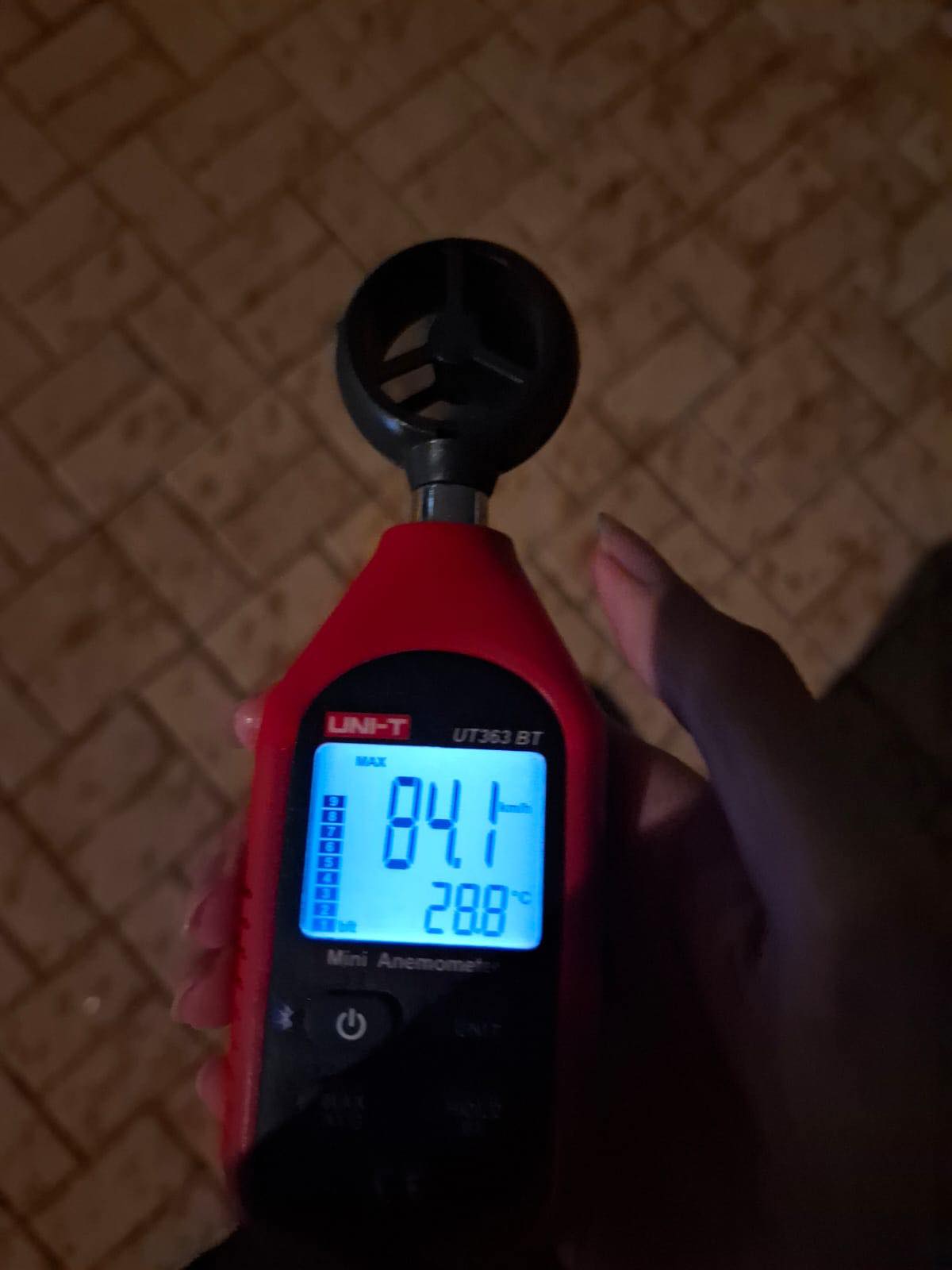 MET - 【較強的三號風球】麥德姆正在本港西南300公里外掠過，其烈風區未有覆蓋本港，但多處繼續吹強風，離岸、高地和空曠地方的風力間中達烈風 ...