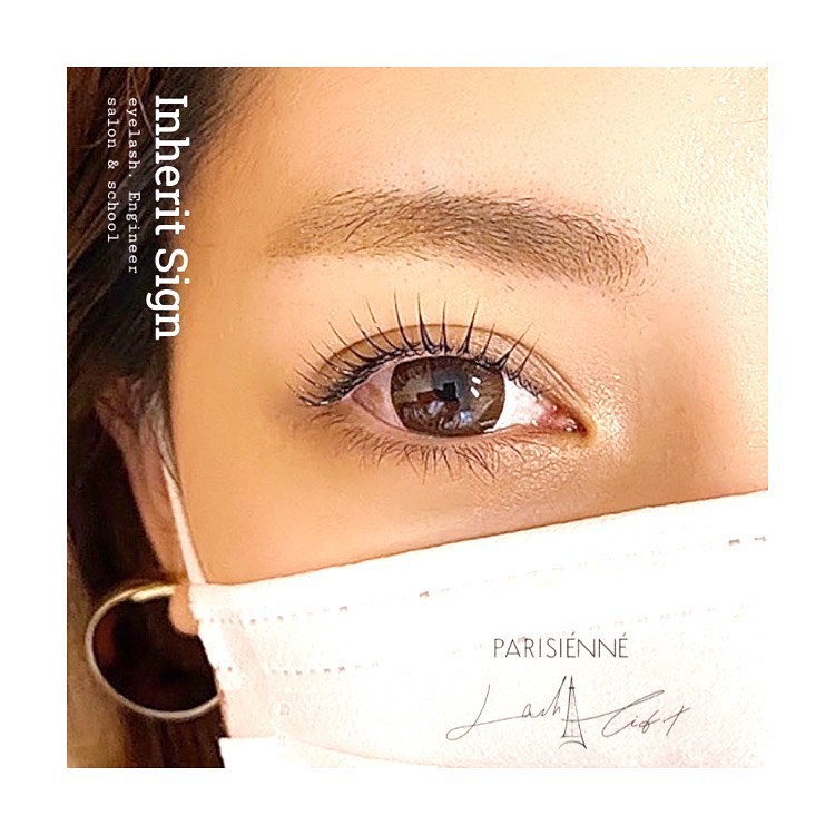 Inherit Sign Parisienne Lashlift お写真は自まつ毛のみの仕上がりになります Parisienne Lashlift パリジェンヌの特徴 根元からまつげを立ち上げる ご自身の自まつ毛を最大限に長く魅せる ビューラーでもなかなか綺麗に上げきれ