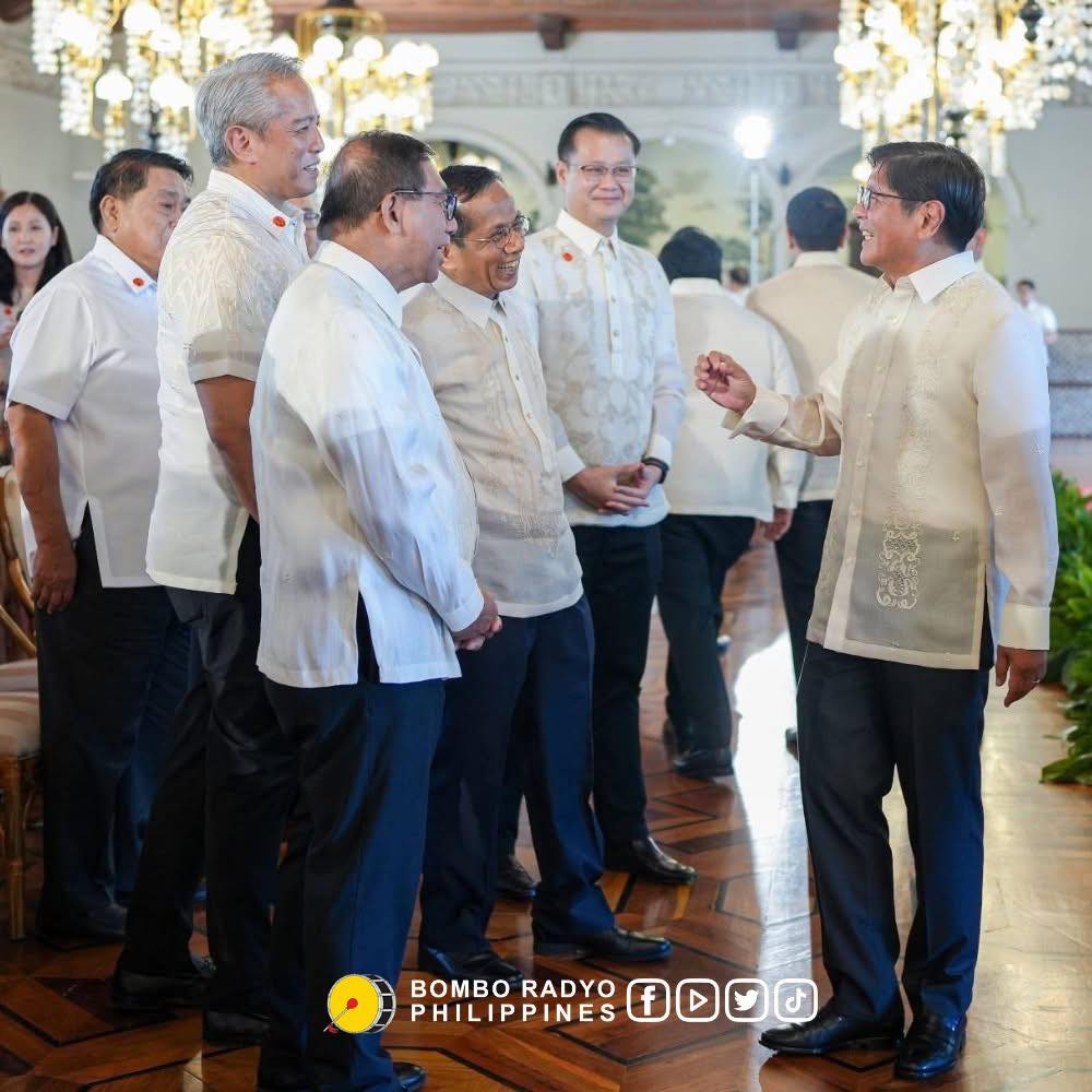 Bombo - TINGNAN: Mananatili sa kanilang mga posisyon ang ilang mga ...