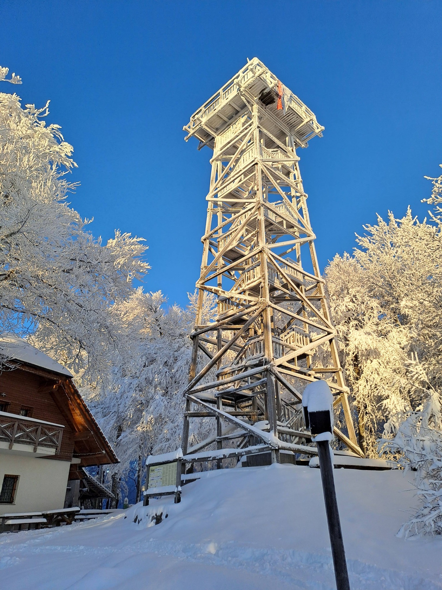 Koča - Obnovljene stare mize, da bodo snopc, pir in jota stali pokonci ...