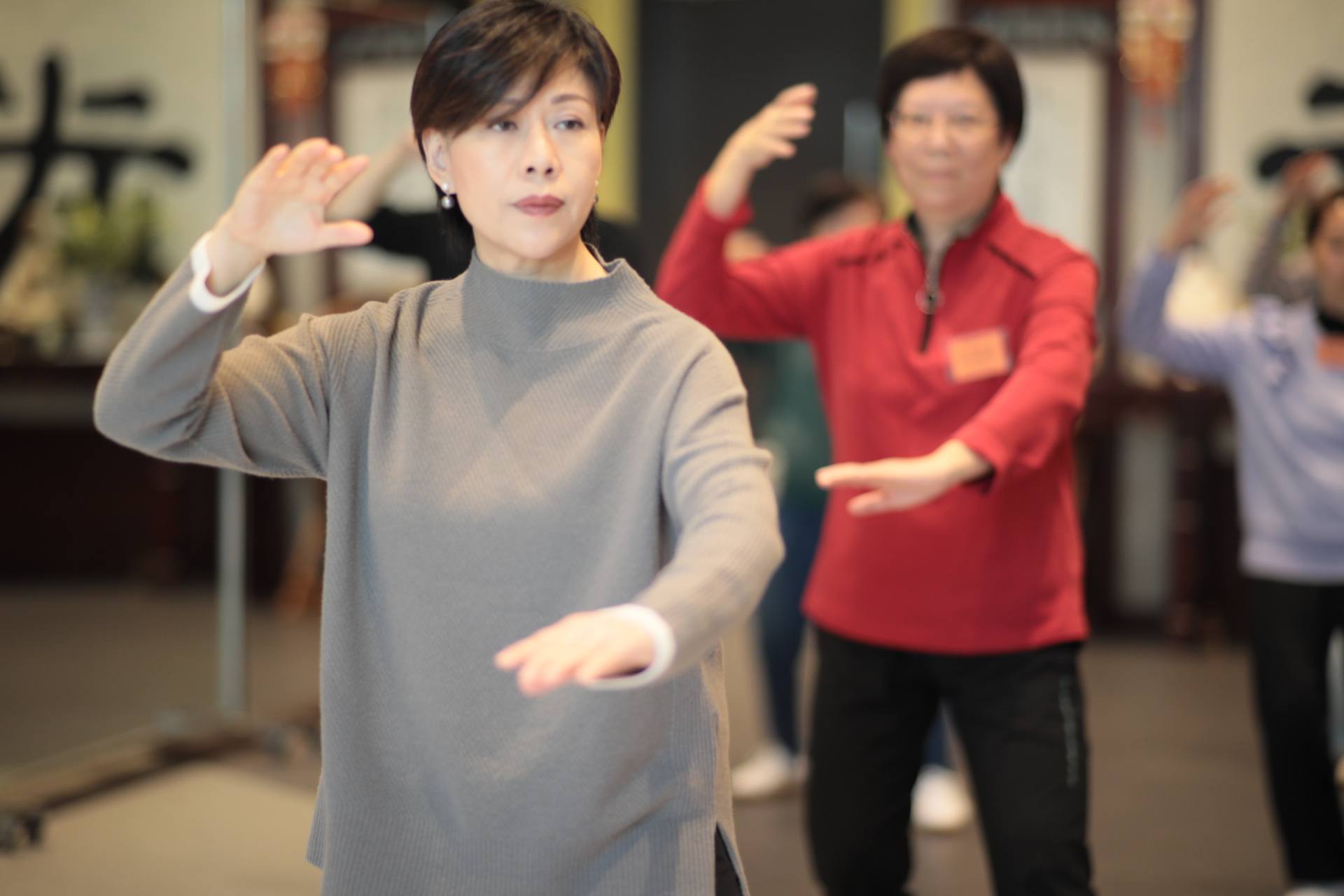 太極人生-李暉 - 太極拳嘅步法，重點正在「虛實分明」。進步時，力量要由後腿推送；退步時，則要由前腿承托。這樣，手與腳... | Facebook