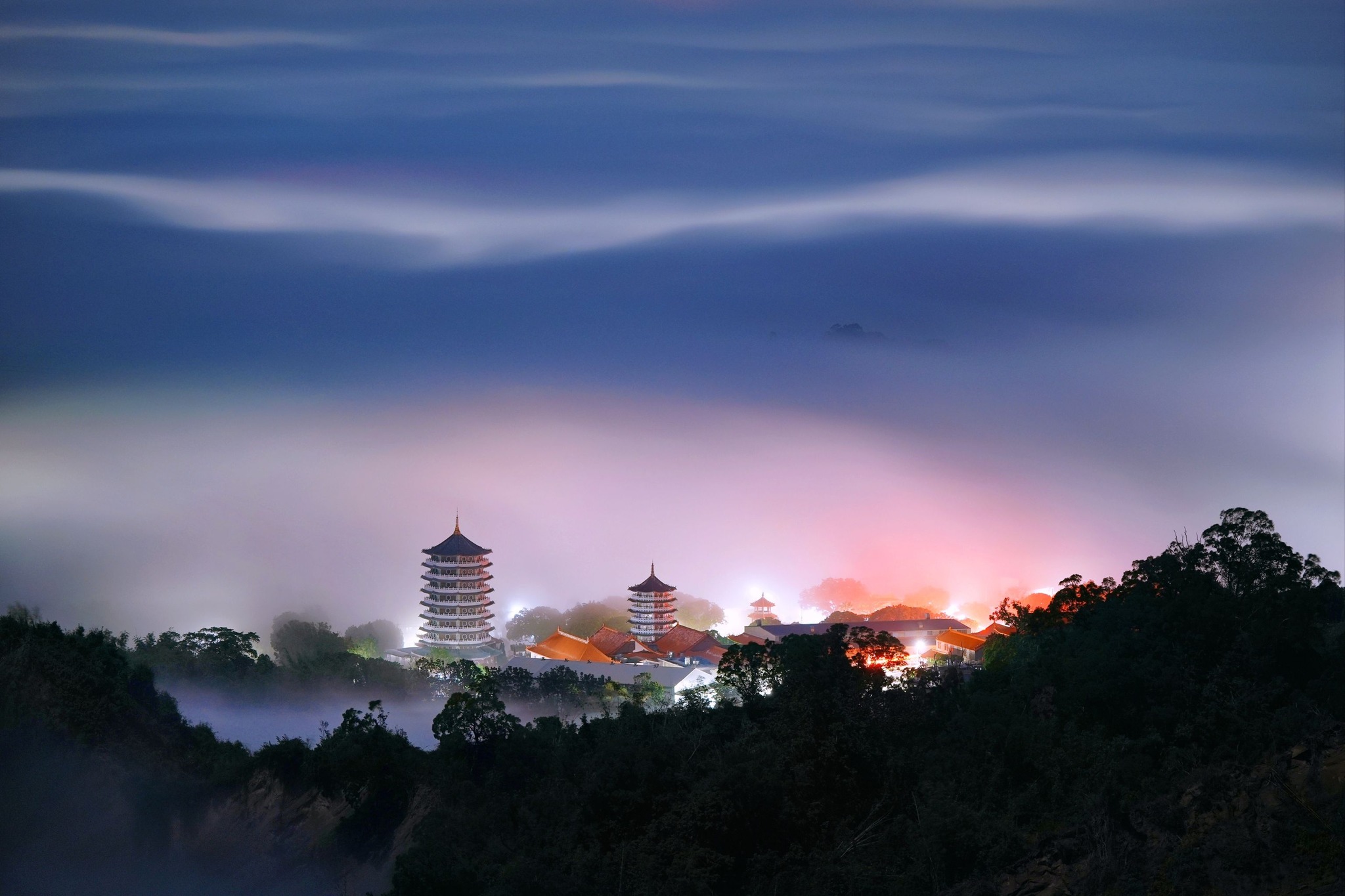 子淵 - 琉璃之夜~白河關子嶺大仙寺低空雲海 夜裡看見新營街道濃霧瀰漫，猜想關子嶺有高機率出大景，趕緊點開碧雲寺直播，果不其然有美麗的琉璃光 ...