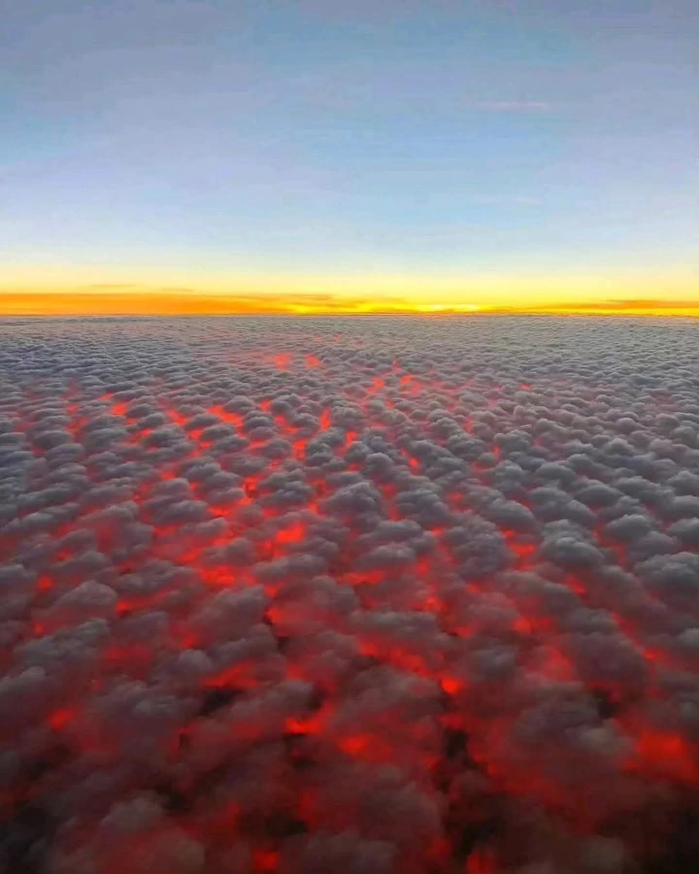 ABC - Este increíble atardecer rojizo fue captado desde un avión ...