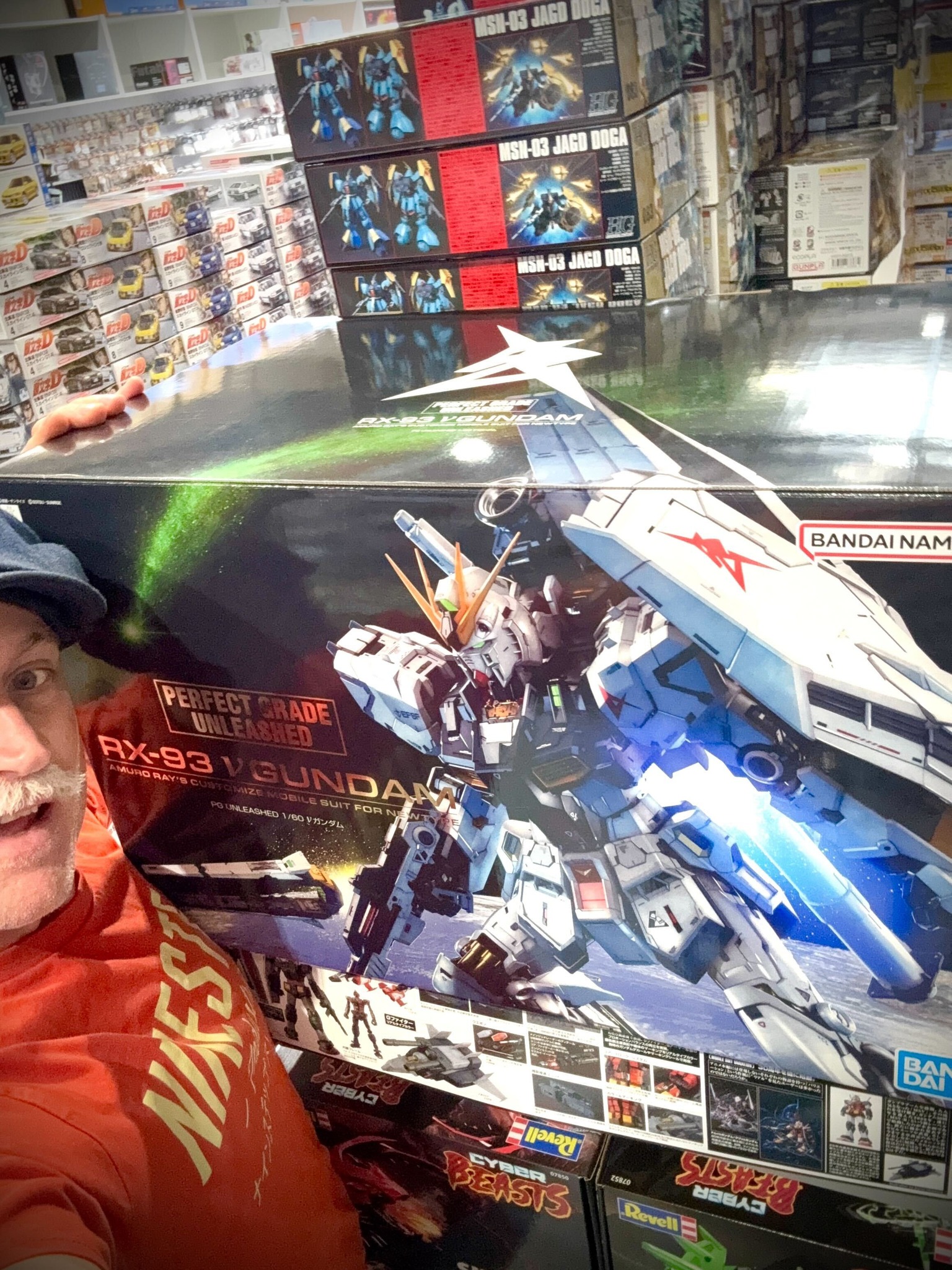 The PG Unleashed RX-93 ν Gundam in 1/60 scale. ? High-density 