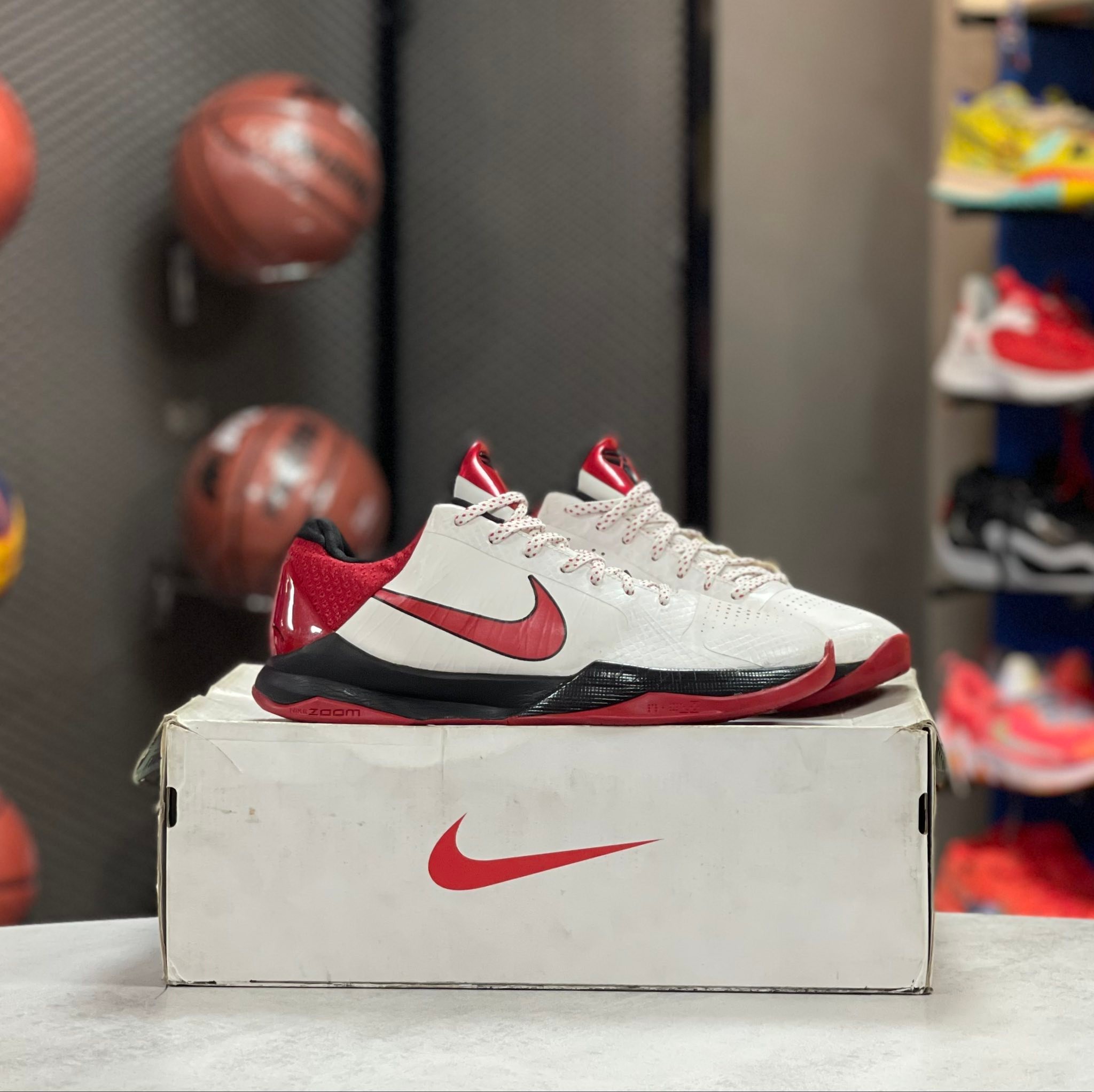 GLOW - KOBE 5 OG “VARSITY RED” ⛔️Size: 9US (42,5) ⛔️Tình trạng 