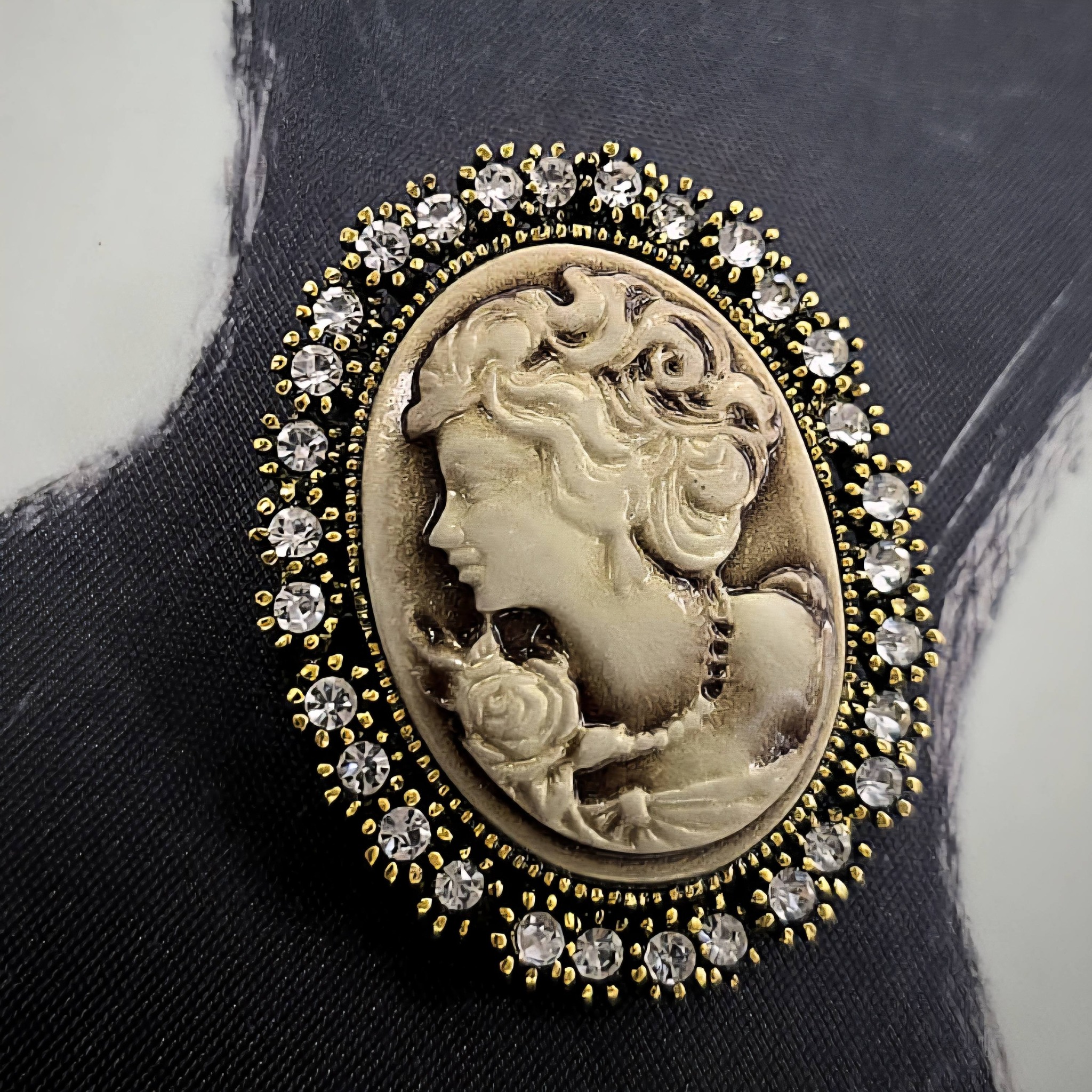 Broche Vintage Pour Femme Avec Pierres - Élégante Et Rétro - Occasion En Bon état