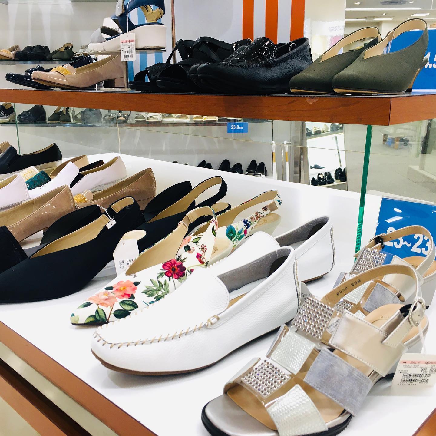 広島そごうでパンプス、サンダル幅広く販売してます?? ・ 少しづつ 
