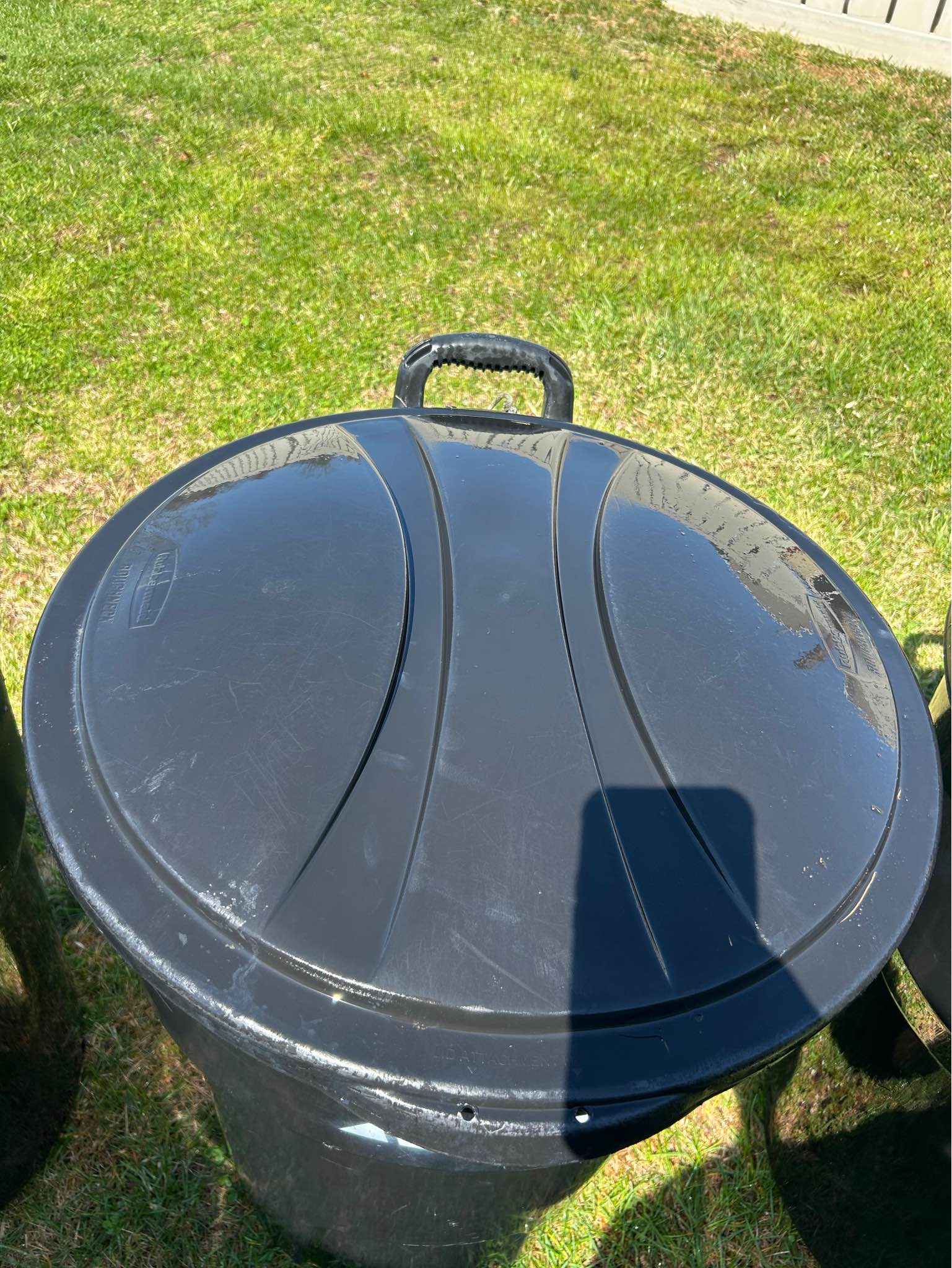 (3) Matching “Rubbermaid-Ace” Trash Cans (w/Lids on wheels) (READ ...