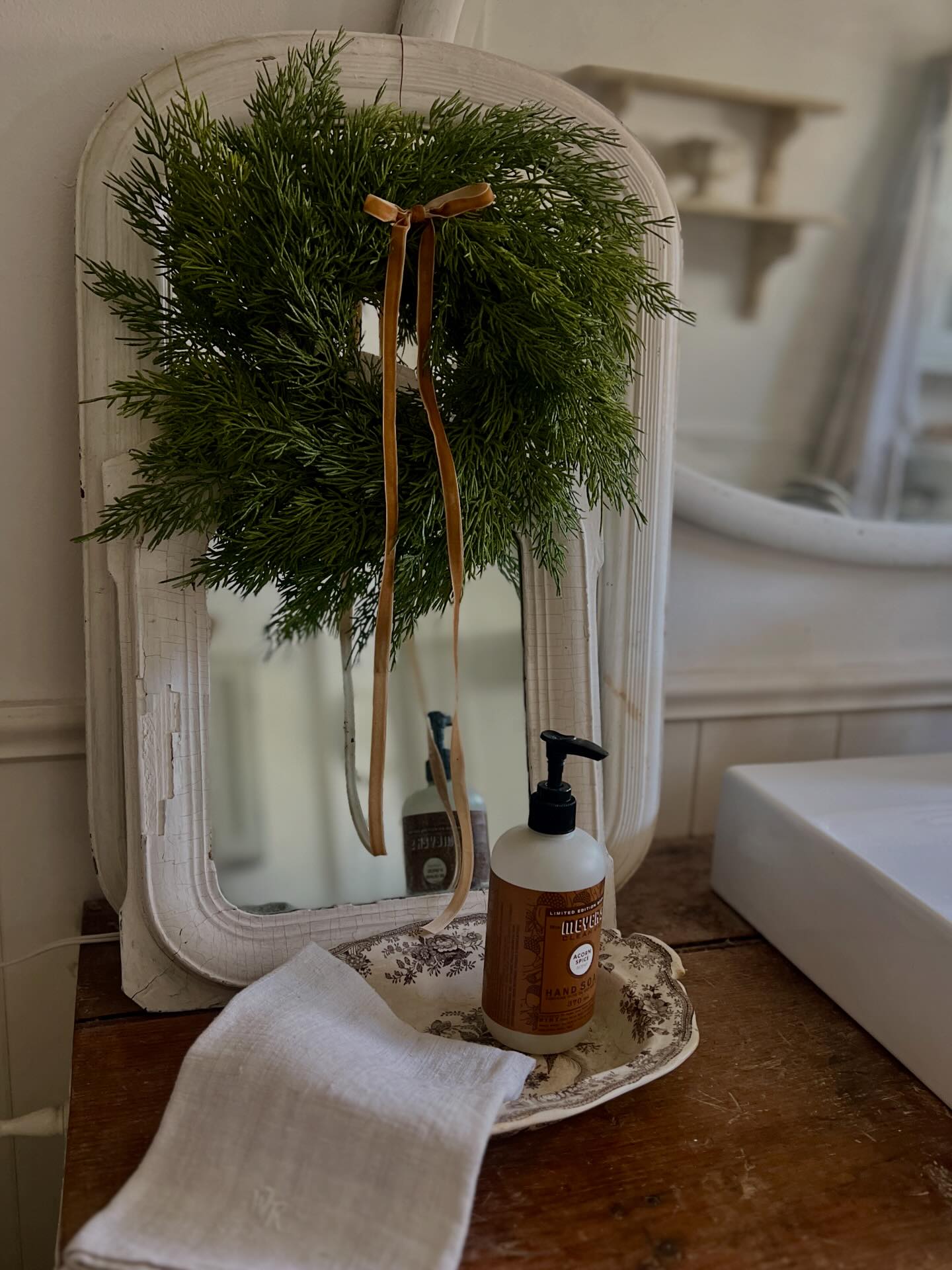 1871 - Around the house….🤎🌲🤎 #farmhousechristmas #simplechristmas ...