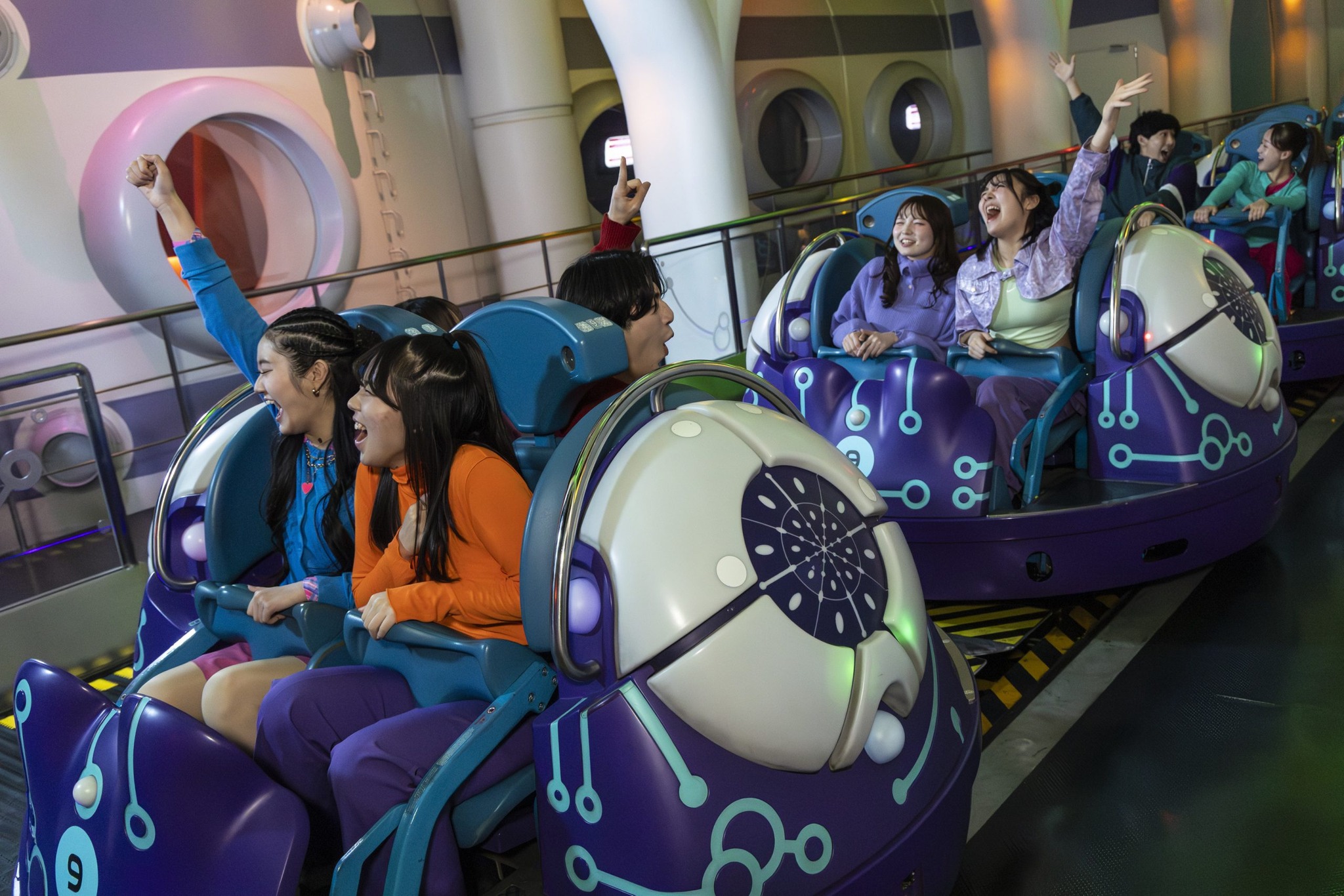 ジョンハン ラキドロ ユニバ First Look at CLUB ZEDD Overlay of Space Fantasy The Ride in
