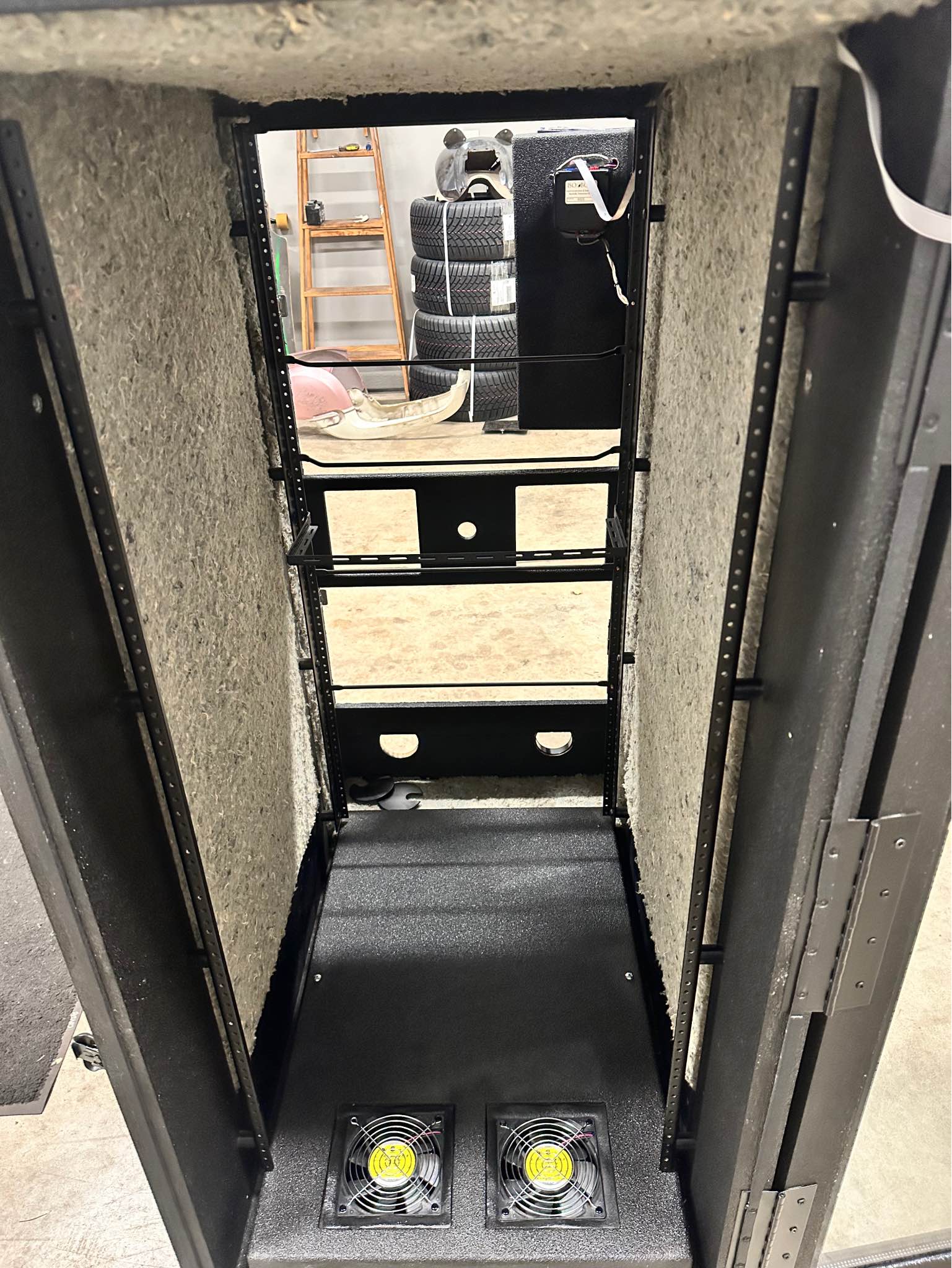 24U Professional Sound-Isolation Rack Cabinet (IsoBox PRO Style ...