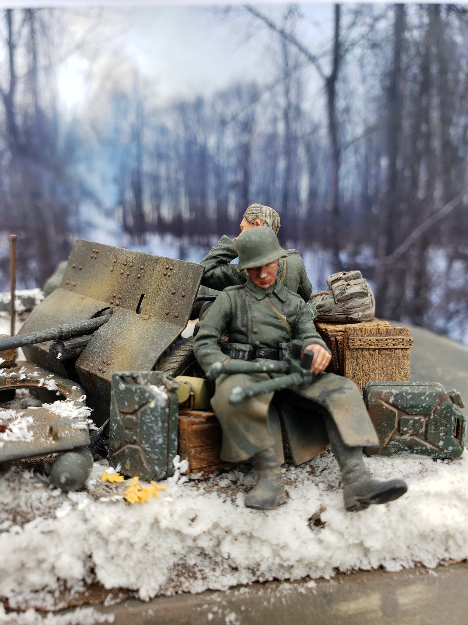 1/35 Resin Figure Model Kit - Two WW2 German Soldiers On The Eastern Front Unassembled