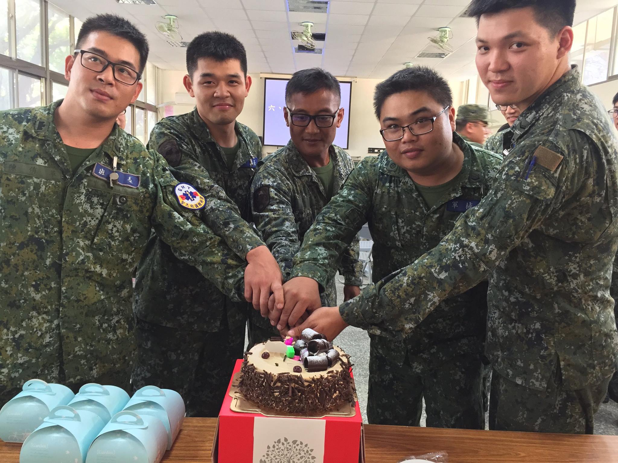中華民國陸軍 陸軍南區專長訓練中心訓五營日前於中興營區為3 4月份壽星人員辦理慶生活動 凝聚單位團結和諧 Facebook