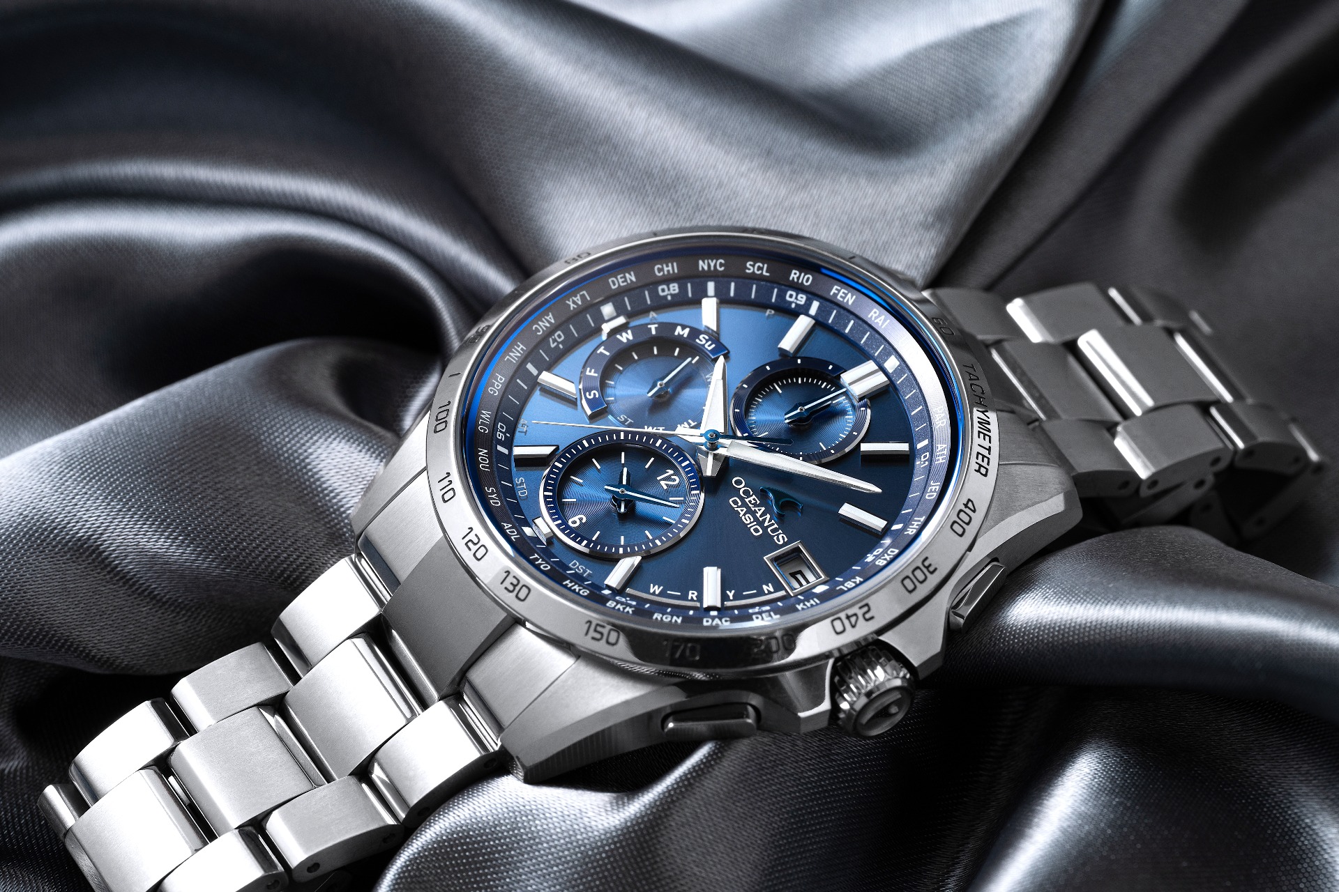 CASIO - 静謐なブルーの輝きを纏った、エレガントクロノグラフ。上質を 