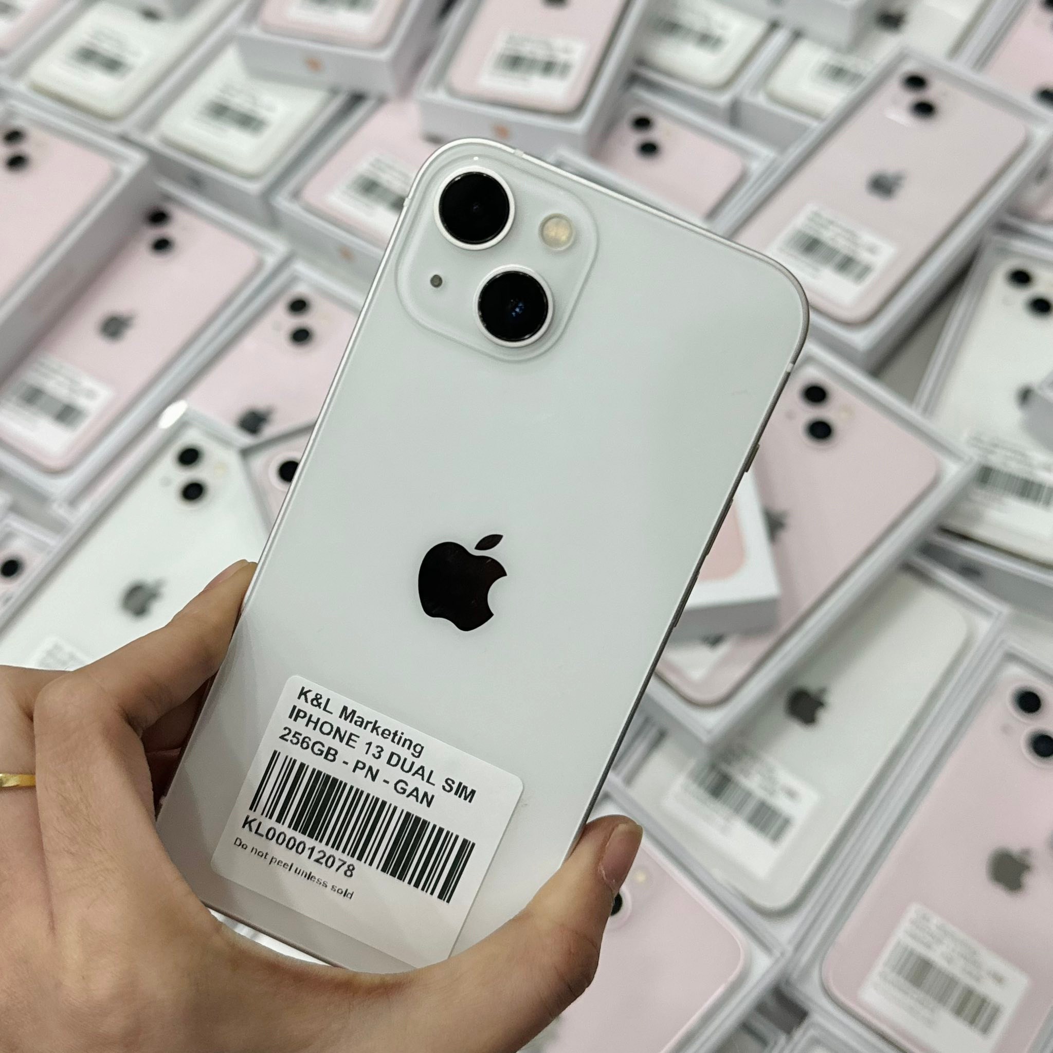 iPhone 13 256gb Starlight is giving!✨? Own it now!
