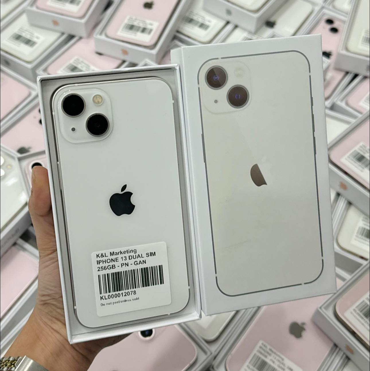 iPhone 13 256gb Starlight is giving!✨? Own it now!