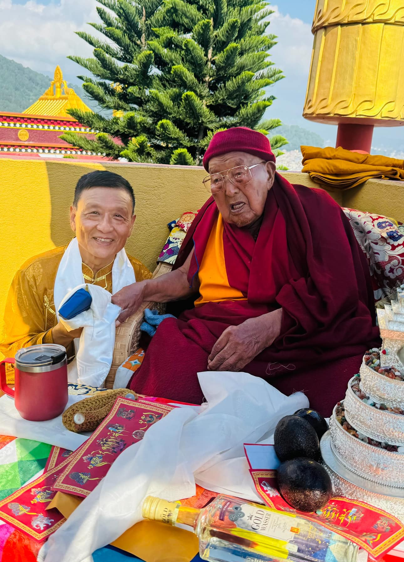 Vang - Trong hơn 100 năm, [Tenzin Namdak] Rinpoche đã phụng sự truyền ...