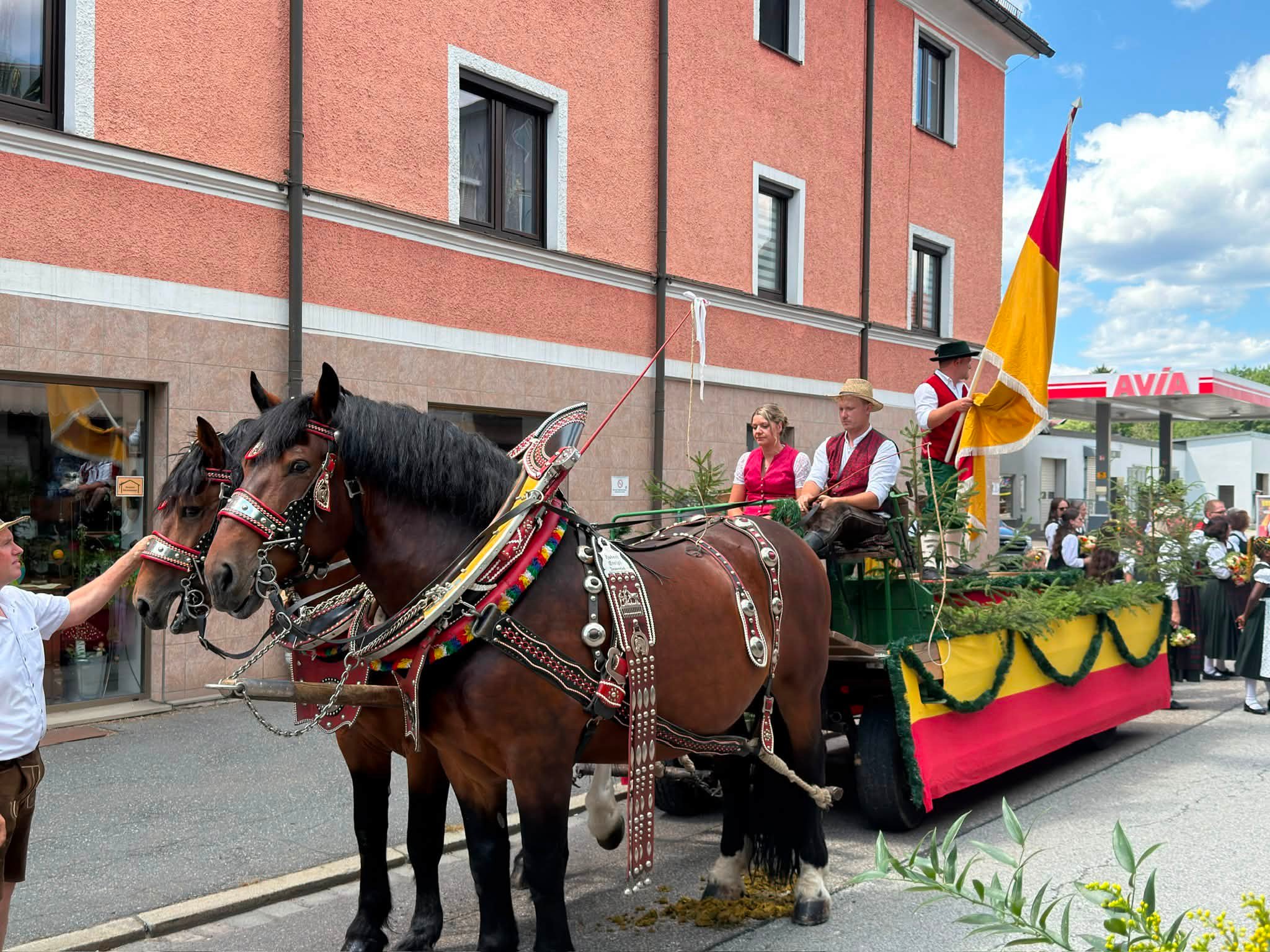 Gestern startete das Grenzlandfest in Zwiesel mit einem großen Festzug. Anschließend ging es zu den Edelweißschützen nach Moosbach, die ihr 75-jähriges Jubiläum feierten. Den gelungenen Abschluss bild
