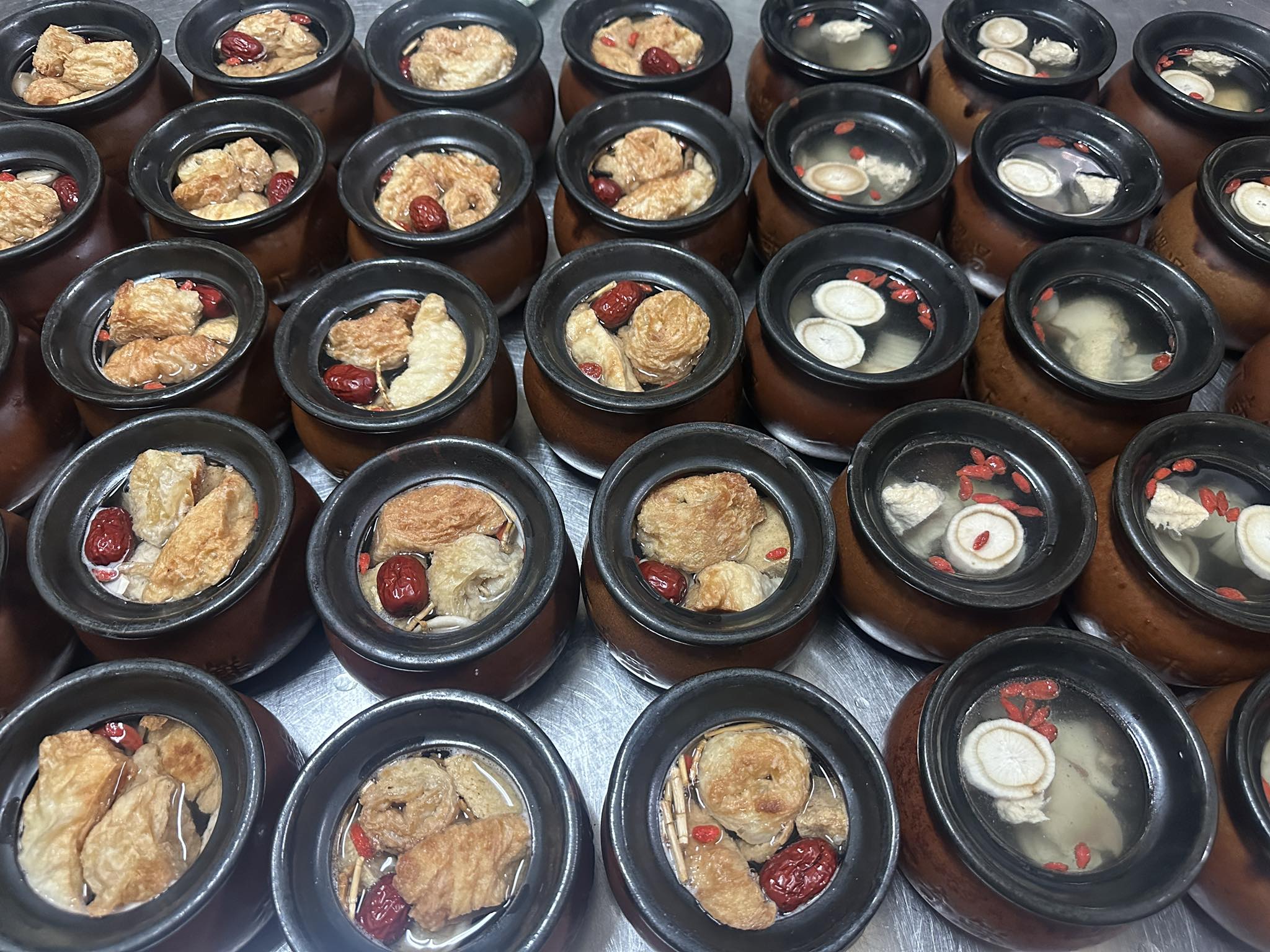 中平素食之家 - 今天是立冬記得要來喝碗補湯🥰 今日限定「四神湯」 今日例湯：何首烏煲黑豆 猴菇四寶湯 杜仲茅根雪蓮湯 #立冬補冬 ...
