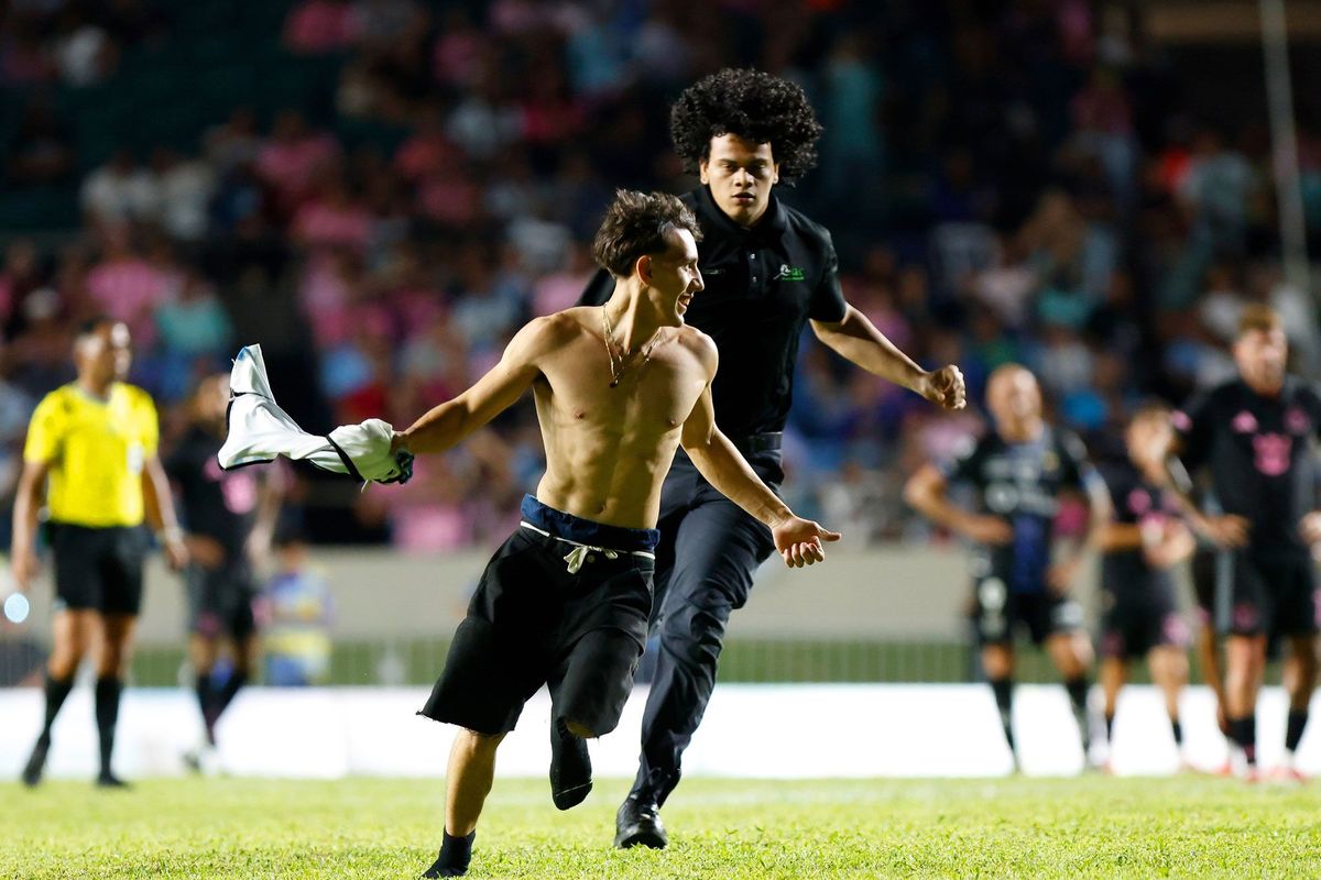 🔗: bit.ly/4bdpmVP Lionel Messi had an unexpected and unwelcome
