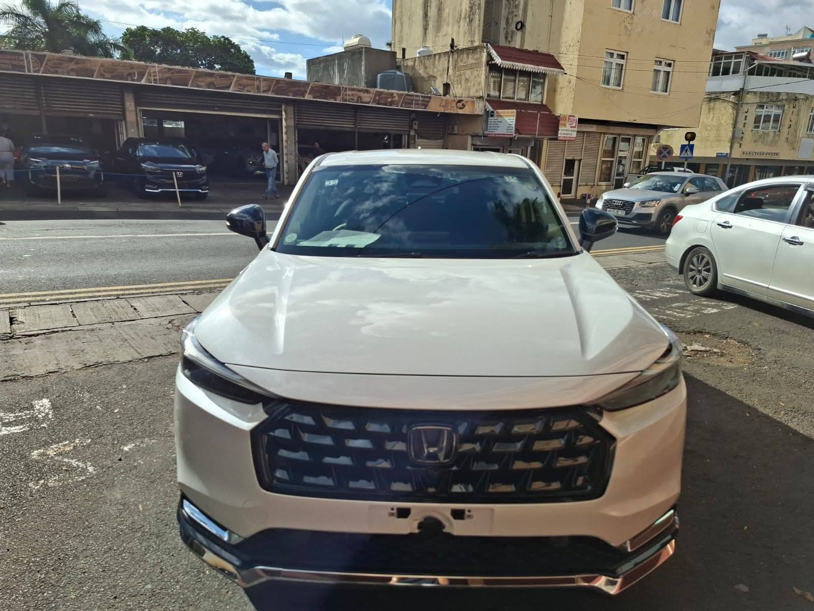 イトウ HONDA VEZEL VERSION Z MAY 2024 PEARL WHITE 1406 KMS (GENUINE