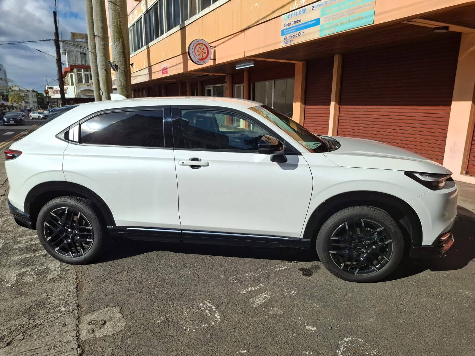 HONDA VEZEL VERSION Z MAY 2024 PEARL WHITE 1406 KMS (GENUINE