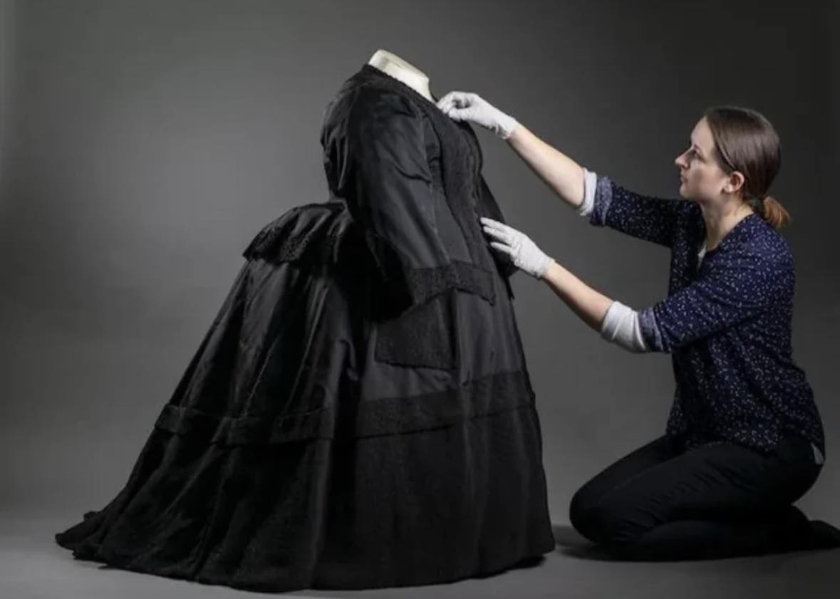 👑 The Queen Who Never Stopped Mourning 🖤 Queen Victoria stood just 4 feet 11 inches tall — small in stature, but towering in history. The black silk gown often displayed in