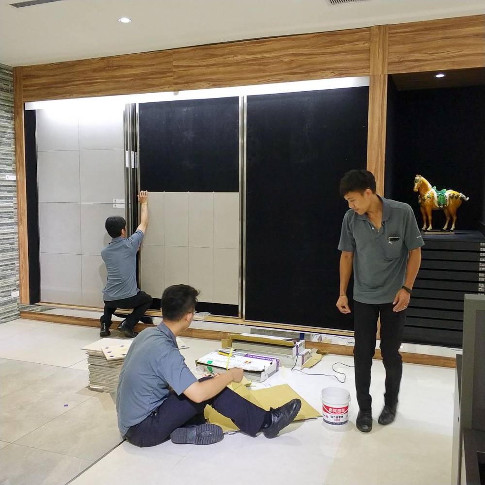 展示中心拉版更新中 業務們按圖施工仔細注意每個環節 白馬磁磚 木地板 台北展示中心 北揚建材 Facebook