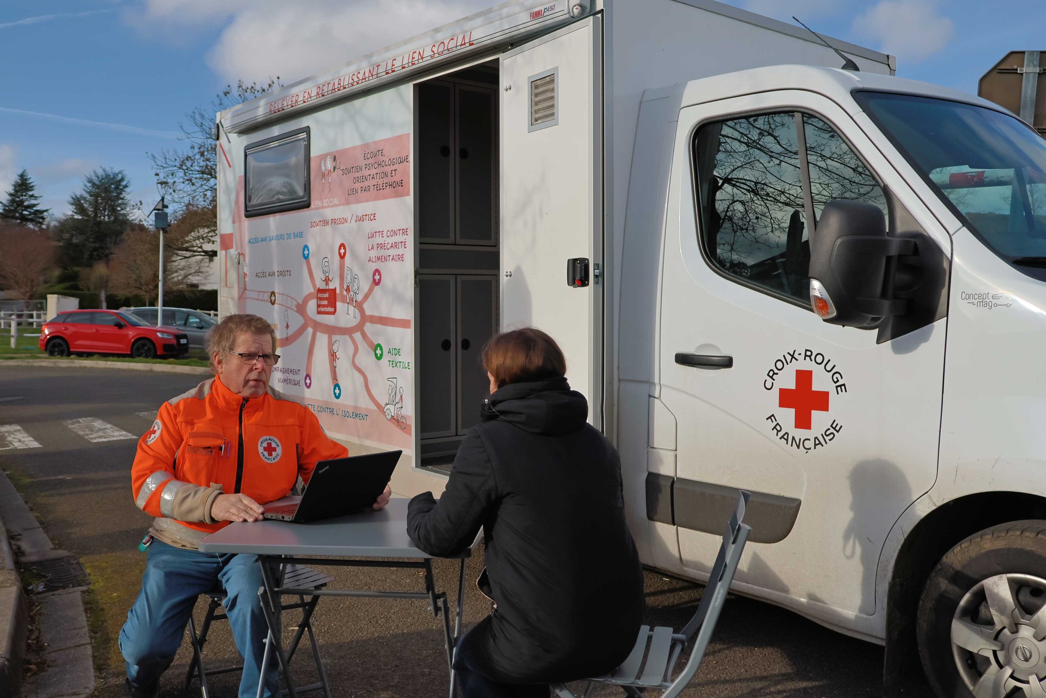 saint-le-bus-social-de-la-croix-rouge-s-implante-dans-le-sud-yvelines