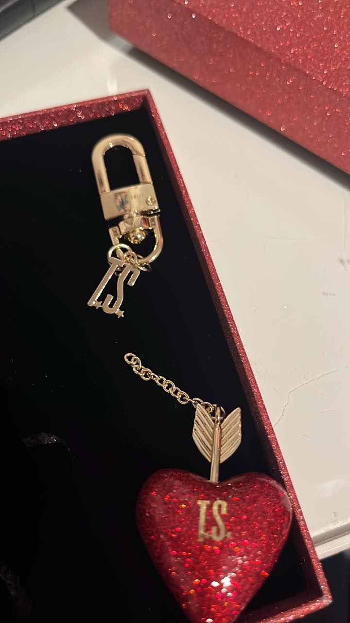 Is swift keychain supposed to be in two parts?