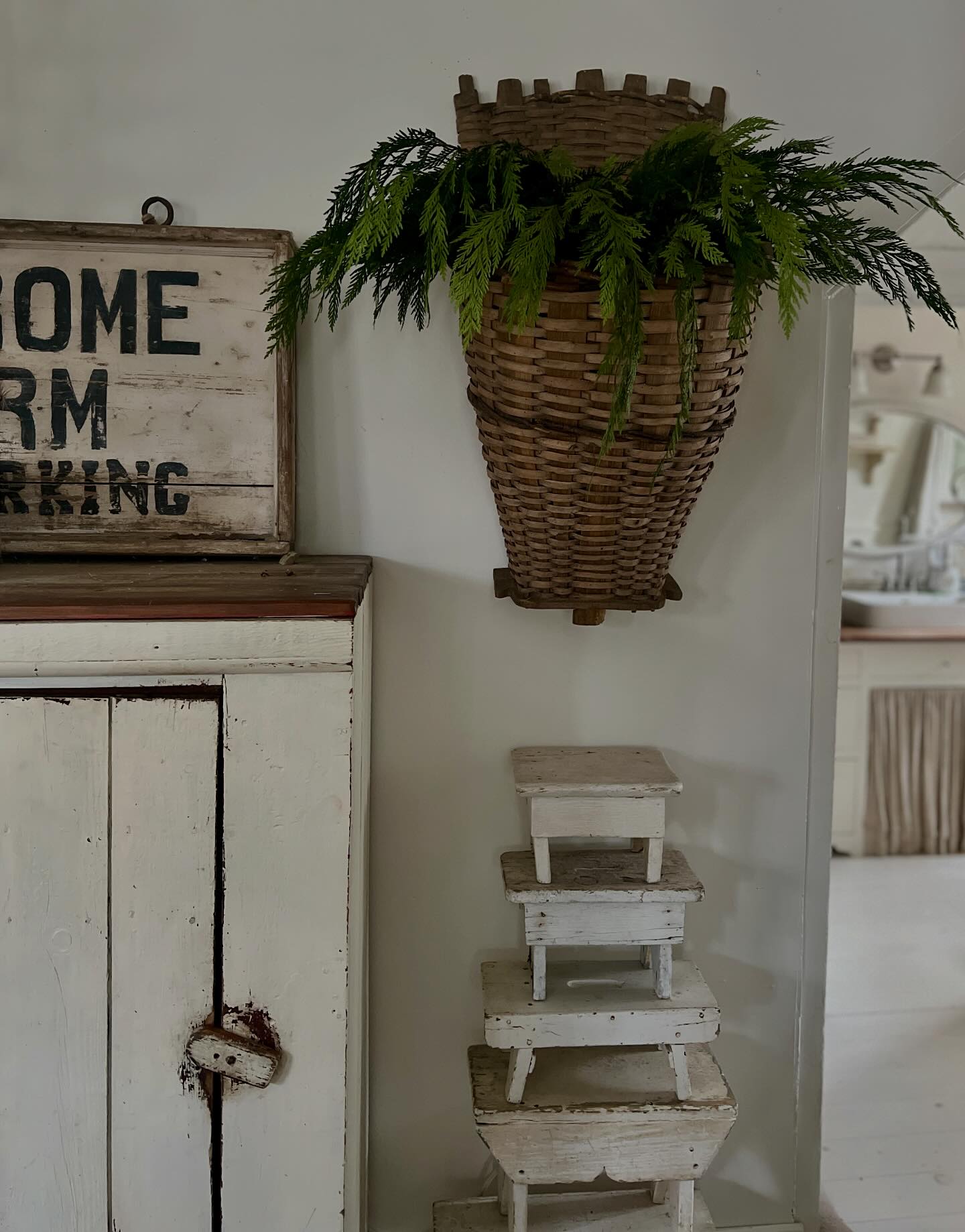 1871 - Around the house…🌲 #primitivechristmas #1871farmhouse | Facebook