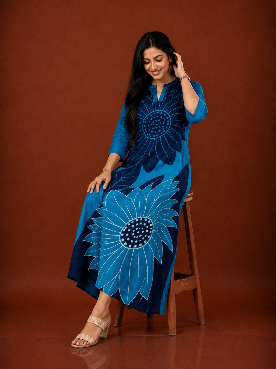 🌿 Blue Bloom Batik Dress 🌿 A perfect blend of comfort and elegance. Handcrafted batik artistry meets effortless style in this stunning floral design, making it ideal for both casual outings and
